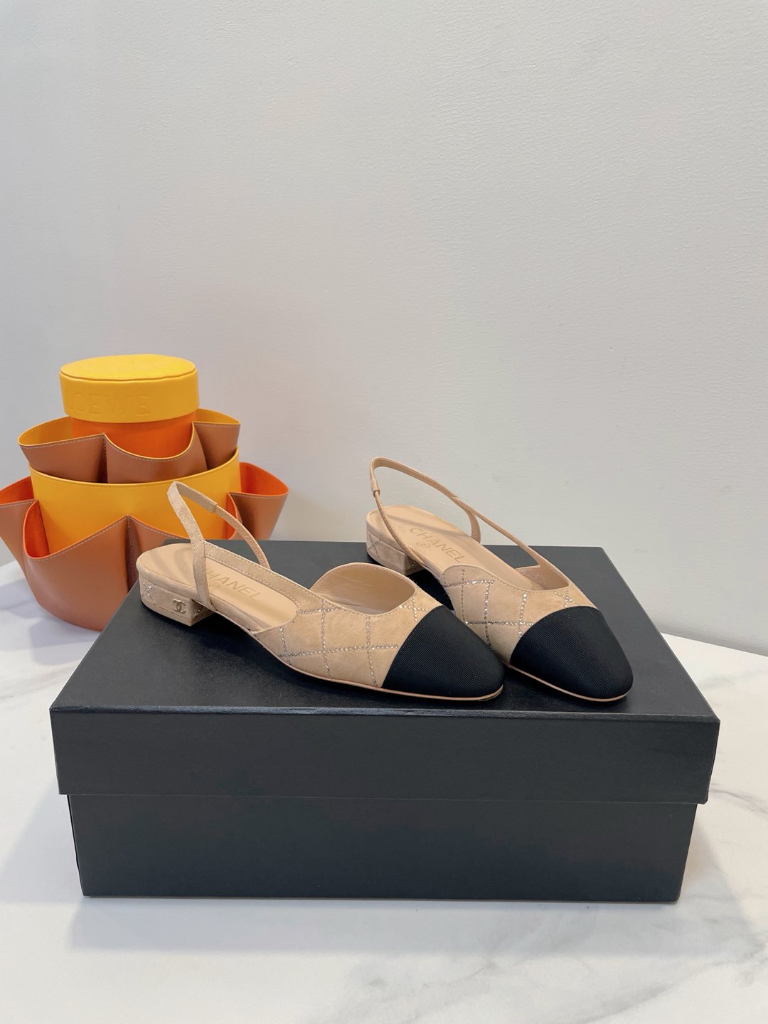 NO:225077,The medium heels, flat heels, 25C, is incense in spring! CHANEL's new style is really beautiful, especially when paired with jeans and short skirts, I really love it! Simple plain face   rubber band, the foot cover feels very good, it is extremely easy to wear! Even the pictures can't capture her beauty! Customized material to the texture, sheepskin inner footbed, imported genuine leather sole size 35-40 Standard original packaging accessories! ,sandals,chanel,chanel,sandals,skirts,jeans,sheepskin,Leather soles19860909中跟 平跟 25C春季开香啦！CHANEL 香奈儿蕞新款真心好看,尤其搭牛仔裤和短裙的时候,真心爱了！简约素面 橡筋,脚面包裹感很好,異常的好穿！图片都拍不出她的美貌！ 材质对版纹理订制 绵羊皮内里垫脚 意大利进口真皮大底 size 35-40 标准原版包装配件！,凉鞋,chanel,chanel,sandals,skirts,jeans,sheepskin,Leather soles,Women's Shoes