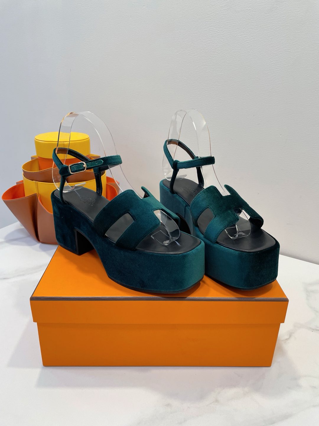 NO:225124,Only high-end, we are so persistent! Herme* Paris Jam 30 sandals, lazy and casual, open and beautiful, simple is style, high-end and comfortable! Elegant outfits, highly recommended by the cabinet sister! A variety of top-level high-end materials, carefully selected, always following the original details and craftsmanship style. Fabrics: Sheep leather/cashmere, cowhide inner lining, and the wrapping foot pads are made of real cowhide not microfiber leather. Size 35-40 counter consistent accessories packaging! ,sandals,hermes,hermes,sandals,cowhide,sheep19860909只有高端,我们如此执著！ Herme* Paris 爱马仕 Jam 30凉鞋,慵懒又随意in,大大方方美丽,简单就是风范,高级、舒适！ 高雅穿搭,柜姐强烈推荐！ 多种顶级高端材质,精挑细选,一直遵循原版细节和工艺风格 面料 羊猄皮/羊绒,牛皮内里,包裹垫脚采用真牛皮不是超纤革 Size 35-40 专柜一致配件包装！,凉鞋,hermes,hermes,sandals,cowhide,sheep,Women's Shoes