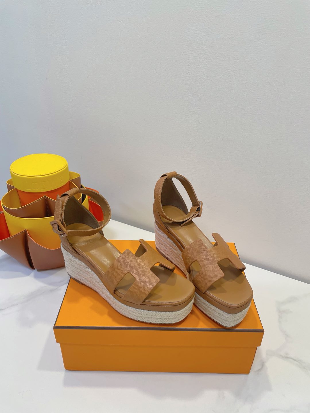 NO:225142,Only high-end, we are so persistent! Herme* Paris thick-soled sandals, lazy and casual, open and beautiful, simple is style, high-end and comfortable! Elegant outfits, highly recommended by the cabinet sister! A variety of top-level high-end materials, carefully selected, always following the original details and craftsmanship style. Fabrics: cowhide, cowhide inner lining, and the wrapping foot pads are made of real cowhide not microfiber leather. Size 35-40 counter consistent accessories packaging! ,sandals,hermes,hermes,sandals,cowhide19860909只有高端,我们如此执著！ Herme* Paris 爱马仕 厚底凉鞋,慵懒又随意in,大大方方美丽,简单就是风范,高级、舒适！ 高雅穿搭,柜姐强烈推荐！ 多种顶级高端材质,精挑细选,一直遵循原版细节和工艺风格 面料 牛皮,牛皮内里,包裹垫脚采用真牛皮不是超纤革 Size 35-40 专柜一致配件包装！,凉鞋,hermes,hermes,sandals,cowhide,Women's Shoes