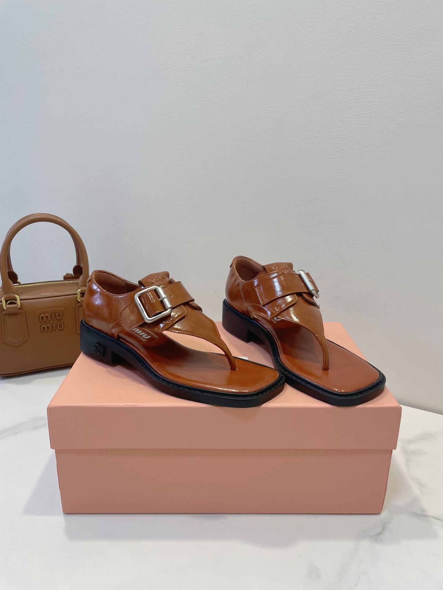 NO:225109,Miumiu's new fashion definition, with a wonderful texture. The unique material splicing combines innovation and classics. Every step exudes charming charm. The lines with a full sense of design perfectly fit the curves of the feet, which are both comfortable and graceful!  Customized avocado cowhide fabric, original cowhide inner footbed, heel height about 4cm, original mold anti-slip sole Size 35-40 Original packaging accessories, split-toe shoes, miumiu, cowhide19860909Miumiu 走秀款时尚新定义,质感绝了 独特的材质拼接,融合了创新与经典,每一步都散发出迷人的魅力,设计感十足的线条,完美贴合脚部曲线,既舒适又能展现出优美的姿态！ 订制牛油果牛皮面料,原牛皮内里垫脚,跟高约4cm,原版模具防滑鞋底 Size 35-40 原版包装配件,分趾鞋,miumiu,cowhide,Women's Shoes