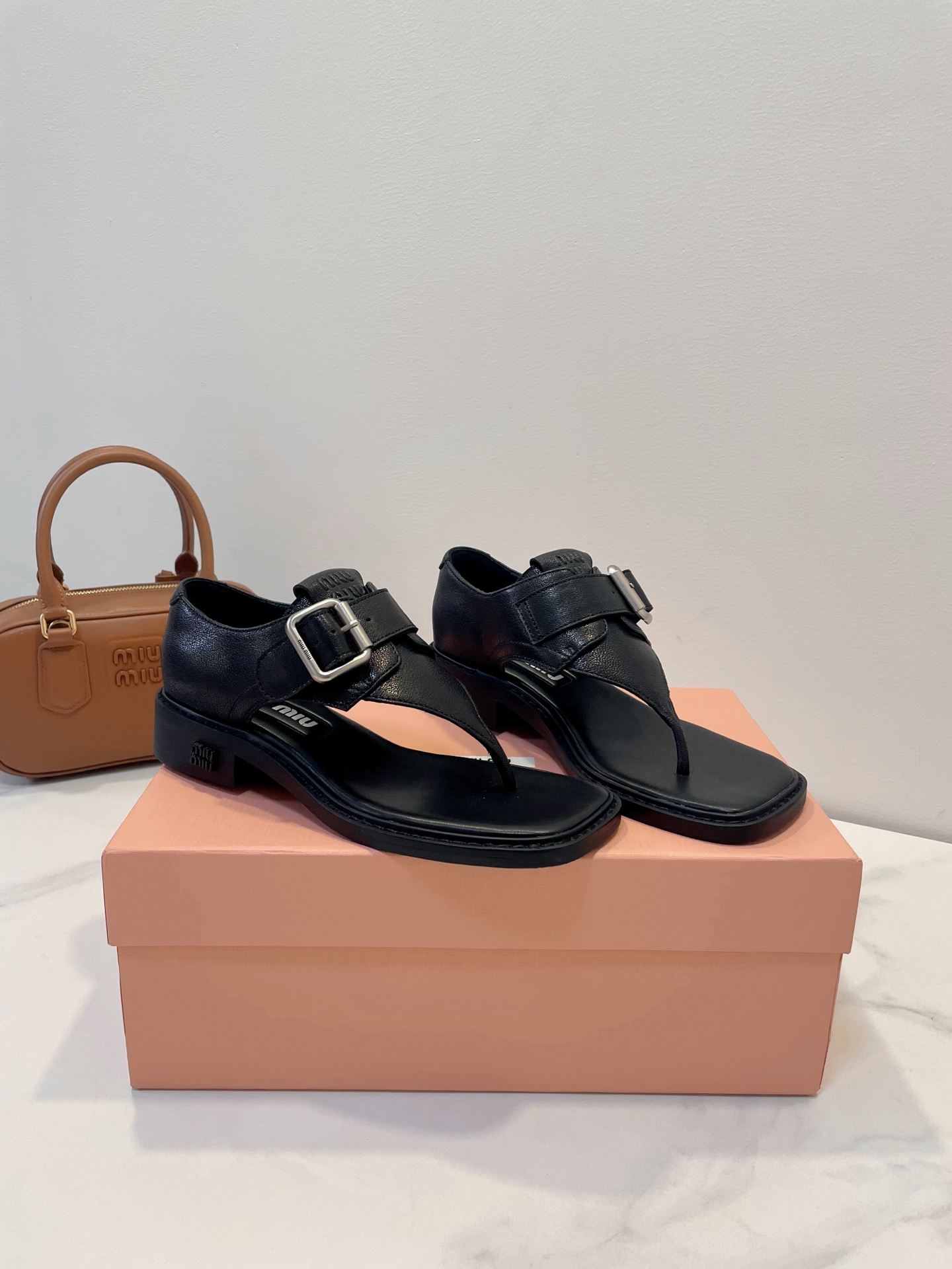 NO:225114,Miumiu's new fashion definition, with a wonderful texture. The unique material splicing combines innovation and classics. Every step exudes charming charm. The lines with a full sense of design perfectly fit the curves of the feet, which are both comfortable and graceful!  Customized cowhide fabric, original cowhide inner foot pad, heel height about 4cm, original mold non-slip sole Size 35-40 Original packaging accessories, split-toe shoes, miumiu, cowhide19860909Miumiu 走秀款时尚新定义,质感绝了 独特的材质拼接,融合了创新与经典,每一步都散发出迷人的魅力,设计感十足的线条,完美贴合脚部曲线,既舒适又能展现出优美的姿态！ 订制牛皮面料,原牛皮内里垫脚,跟高约4cm,原版模具防滑鞋底 Size 35-40 原版包装配件,分趾鞋,miumiu,cowhide,Women's Shoes