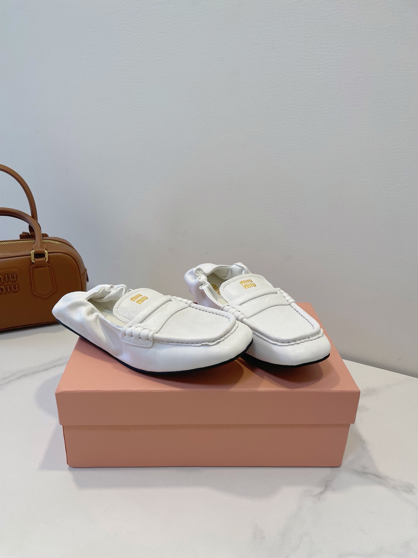 NO:225104,MiuMiu classic dancing shoes perfectly outline the lines, can't stand eating dirt, and you have to rush, leisure and shopping for all seasons. Imported soft cowhide material, inner foot pad sheepskin, abrasive rubber sole, standard texture packaging size 35-39, 40 customized, bean shoes, miumiu, cowhide, sheepskin19860909MiuMiu经典跳舞鞋 完美勾勒线条,受不了吃土也要冲,休闲逛街四季通勤 进口柔软牛皮材质,内里垫脚羊皮,磨具橡胶大底,质感标配包装 size 35-39,40订制,豆豆鞋,miumiu,cowhide,sheepskin,Women's Shoes