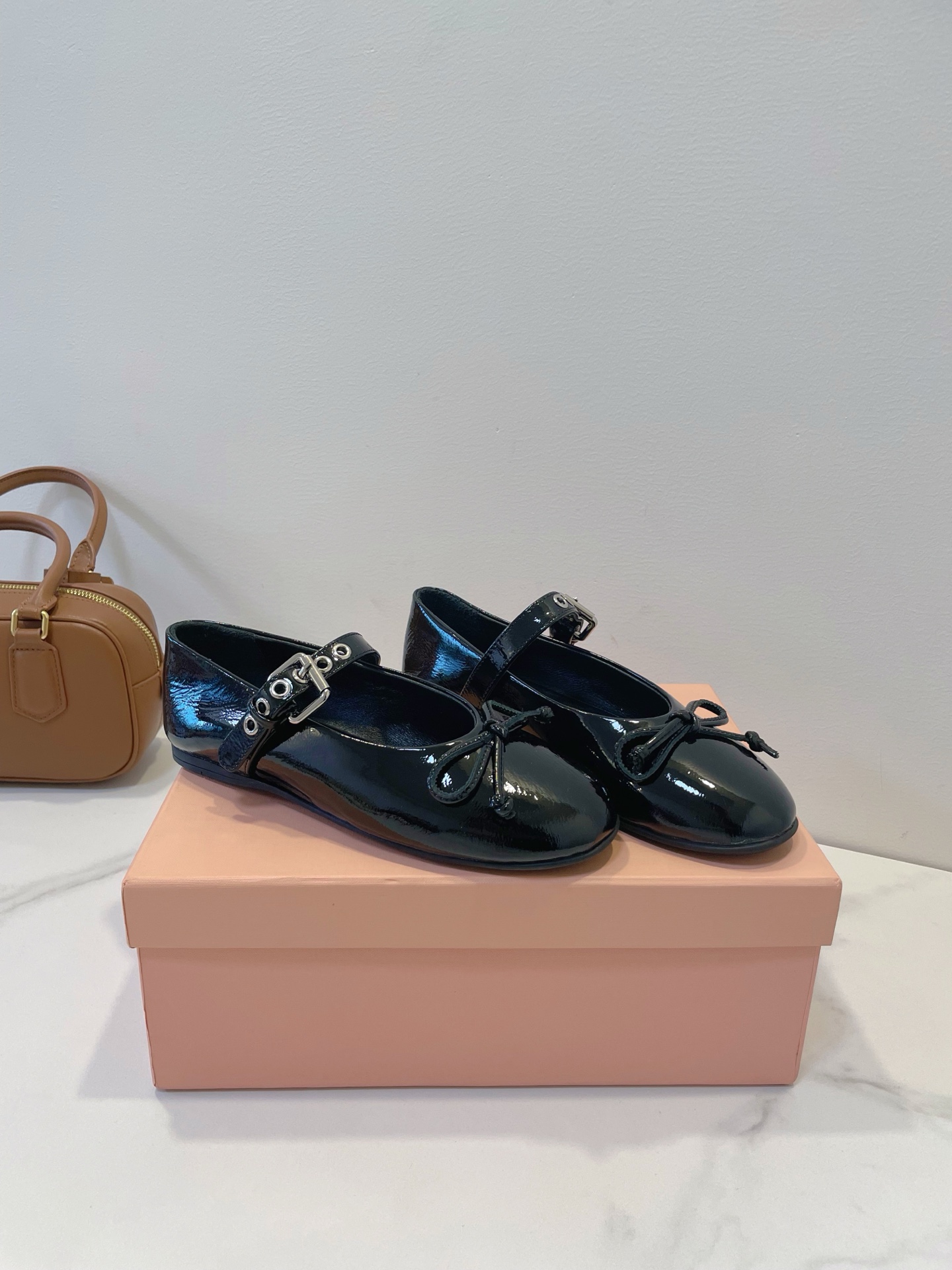 NO:225137,MiuMiu classic ballet dance shoes perfectly outline the lines, leisure and shopping for all seasons, imported soft cowhide material, inner foot pad sheepskin, abrasive rubber sole, standard texture packaging size 35-39,40 customized, ballet shoes, miumiu, cowhide, sheepskin19860909MiuMiu经典芭蕾舞跳舞鞋 完美勾勒线条,休闲逛街四季通勤 进口柔软牛皮材质,内里垫脚羊皮,磨具橡胶大底,质感标配包装 size 35-39,40订制,芭蕾舞鞋,miumiu,cowhide,sheepskin,Women's Shoes