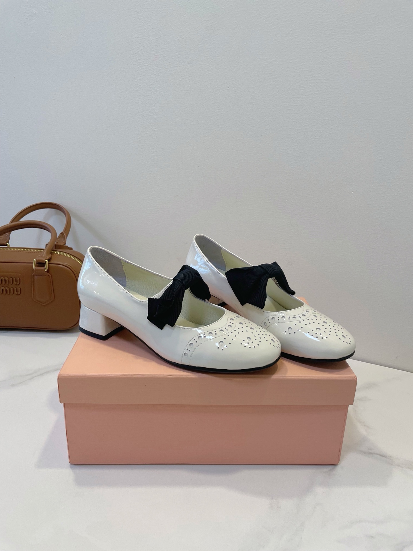 NO:225099,Miumiu's new fashion definition, with a wonderful texture. The unique material splicing combines innovation and classics. Every step exudes charming charm. The lines with a full sense of design perfectly fit the curves of the feet, which are both comfortable and graceful!  Custom imported cowhide fabric, sheepskin inner foot pad, heel height about 4cm, original mold non-slip sole Size 35-40 original packaging accessories, ballet shoes, miumiu, cowhide, sheepskin19860909Miumiu 走秀款时尚新定义,质感绝了 独特的材质拼接,融合了创新与经典,每一步都散发出迷人的魅力,设计感十足的线条,完美贴合脚部曲线,既舒适又能展现出优美的姿态！ 订制进口牛皮面料,羊皮内里垫脚,跟高约4cm,原版模具防滑鞋底 Size 35-40 原版包装配件,芭蕾舞鞋,miumiu,cowhide,sheepskin,Women's Shoes