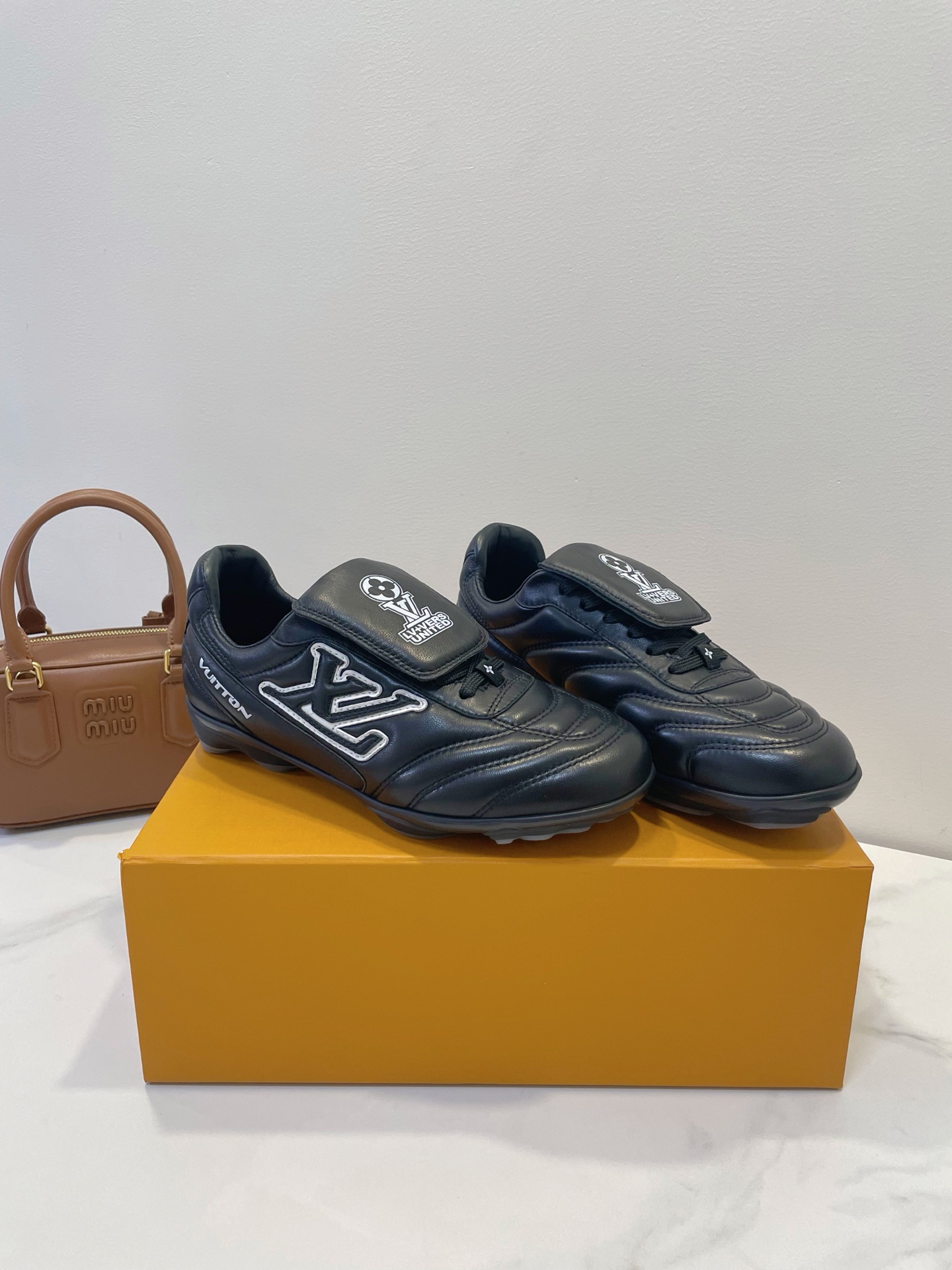 NO:382814,LV thin-soled sneakers, kingly style, new fashion favorite, dopamine versatile, candy color is really sweet... full of vitality, luxury quality, temperament attributes, and exclusive fashion sense of the people. It uses imported soft sheepskin material, TPU gloss combination sole, transparent gasket, insole embedded in super soft foot latex material, men and women size 35-45 original box packaging accessories, casual shoes/sports shoes, louis vuitton, sneakers, sheepskin19860909LV 薄底球鞋 王者风范 时尚新宠 多巴胺百搭,糖果色系真的好甜……元气度满满的 奢华品质,气质属性叠加,亲民的专属时尚感 采用进口柔软羊皮材质,TPU光泽组合鞋底,透明垫片,鞋垫嵌入超柔软脚感乳胶材质 男女尺码 size 35-45 原盒包装配件,休闲鞋/运动鞋,louis vuitton,sneakers,sheepskin,Women's Shoes