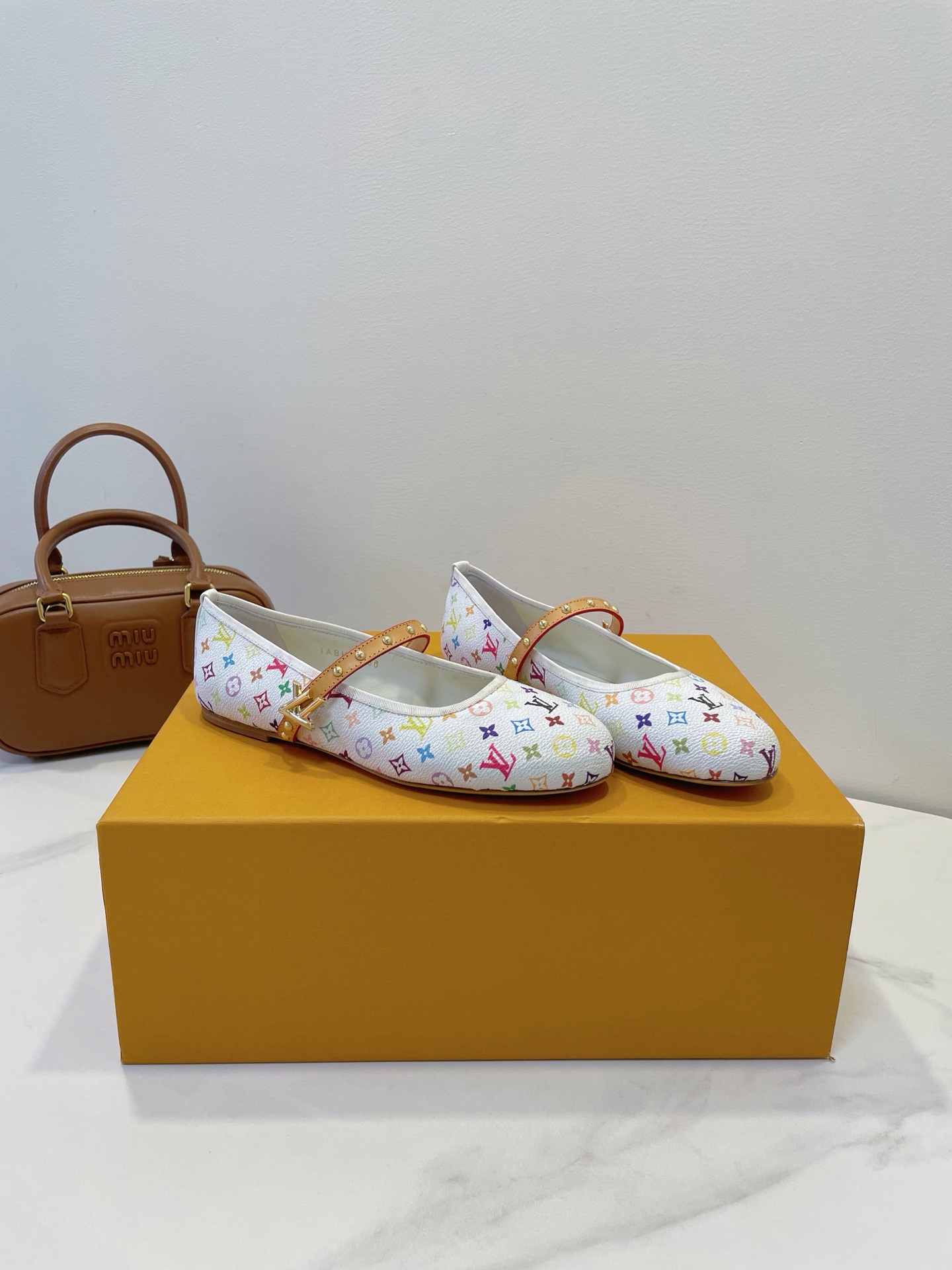 NO:225134,LV Louis Vuitton L Home Donkey Monogram Relief Classic Single Shoes This season Waterfront is renovated and returns. The upper is embossed with Louis Vuitton's iconic Monogram pattern. Fabric: Brand logo presbyterian inner sheepskin, imported genuine leather outsole Size: 35-40 standard original box packaging, ballet shoes, louis vuitton, louis vuitton, louis vuitton, louis vuitton, sheepskin, Leather soles19860909LV路易威登L家 驴牌monogram 浮雕经典单鞋 本季Waterfront 焕新回归 鞋面带压印路易威登标志性的 Monogram 图案. 面料:品牌标志老花 内里羊皮,进口真皮大底 Size: 35-40 标准原盒包装,芭蕾舞鞋,louis vuitton,louis vuitton,louis vuitton,louis vuitton,sheepskin,Leather soles,Women's Shoes