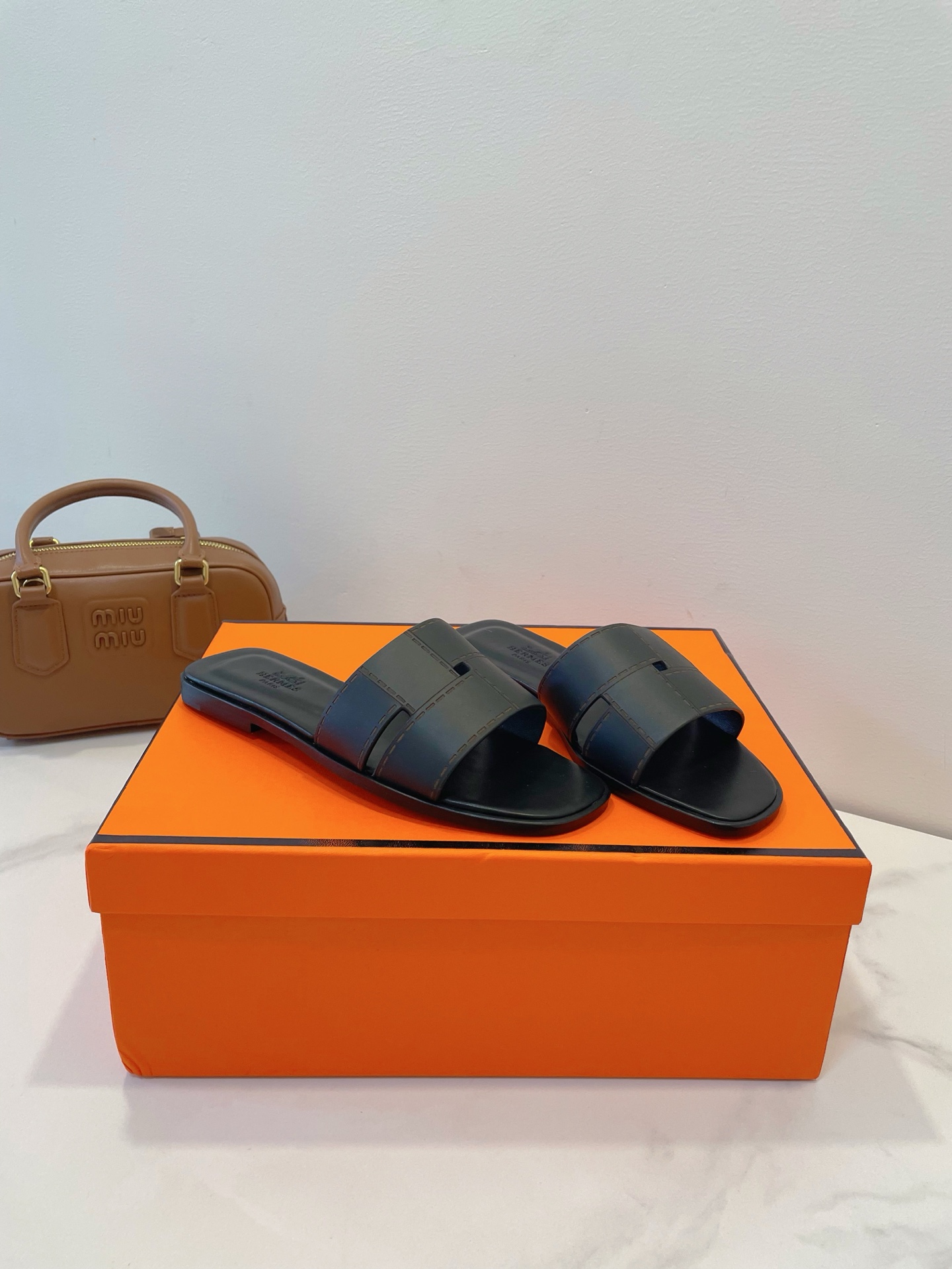 NO:225090,Only high-end, we are so persistent! Herme* Paris H-dragged lazy and casual in, open and beautiful, simple is style, high-end and comfortable! Elegant outfits, highly recommended by the cabinet sister! A variety of top-level high-end materials, carefully selected, always following the original details and craftsmanship style, focusing on and meticulously! Size 35-40 counter consistent configuration packaging, slippers, hermes, hermes, slippers19860909只有高端,我们如此执著！ Herme* Paris 爱马仕 H拖 慵懒又随意in,大大方方美丽,简单就是风范,高级、舒适！ 高雅穿搭,柜姐强烈推荐！ 多种顶级高端材质,精挑细选,一直遵循原版细节和工艺风格,专注精心！ Size 35-40专柜一致配置包装,拖鞋,hermes,hermes,slippers,Women's Shoes