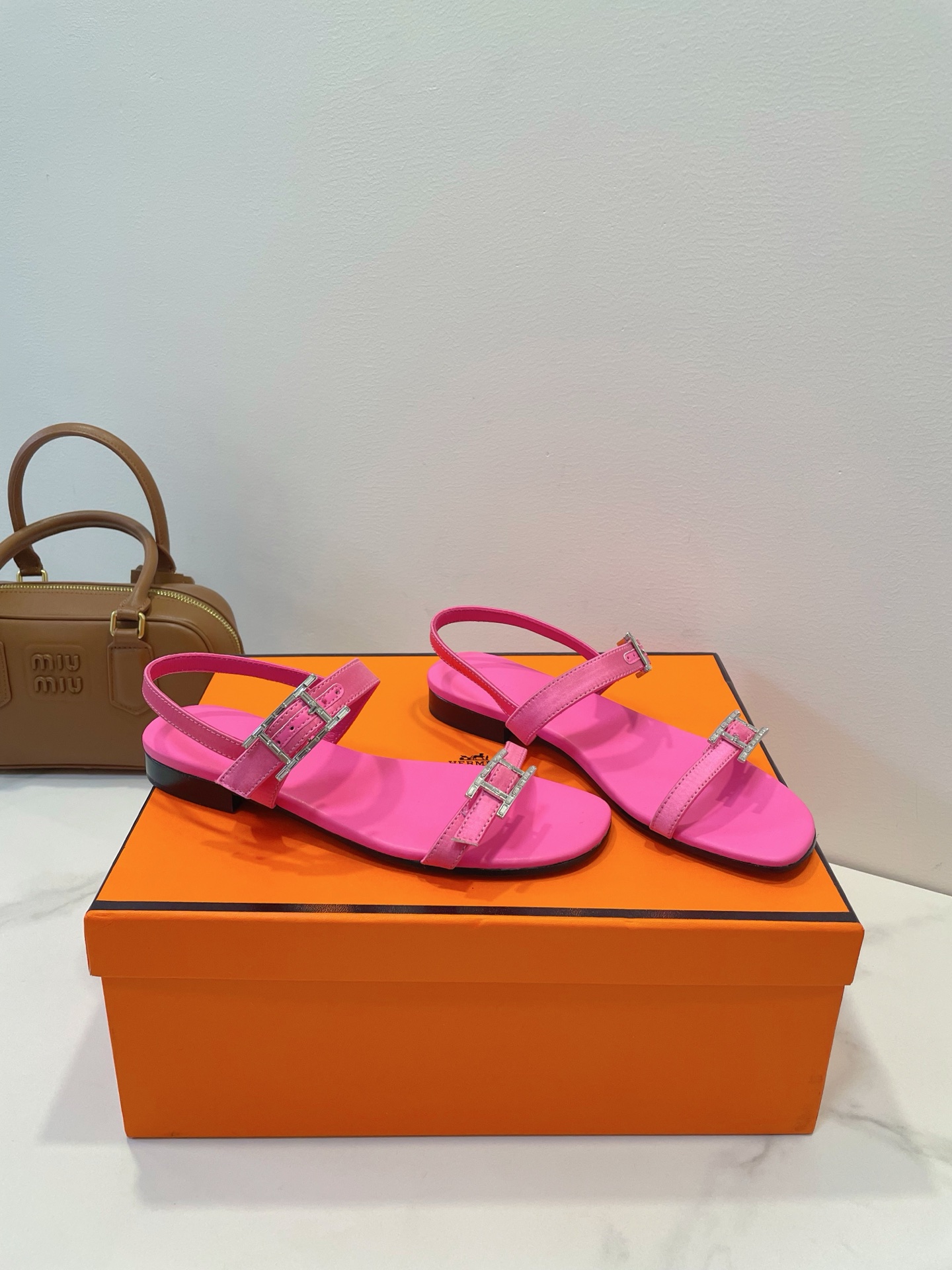 NO:225129,Only high-end, we are so persistent! Herme* Paris H-dragged lazy and casual in, open and beautiful, simple is style, high-end and comfortable! Elegant outfits, highly recommended by the cabinet sister! A variety of top-level high-end materials, carefully selected, always following the original details and craftsmanship style, focusing on and meticulously! Size 35-40 counter consistent configuration packaging, sandals, hermes, hermes, sandals19860909只有高端,我们如此执著！ Herme* Paris 爱马仕 H拖 慵懒又随意in,大大方方美丽,简单就是风范,高级、舒适！ 高雅穿搭,柜姐强烈推荐！ 多种顶级高端材质,精挑细选,一直遵循原版细节和工艺风格,专注精心！ Size 35-40专柜一致配置包装,凉鞋,hermes,hermes,sandals,Women's Shoes