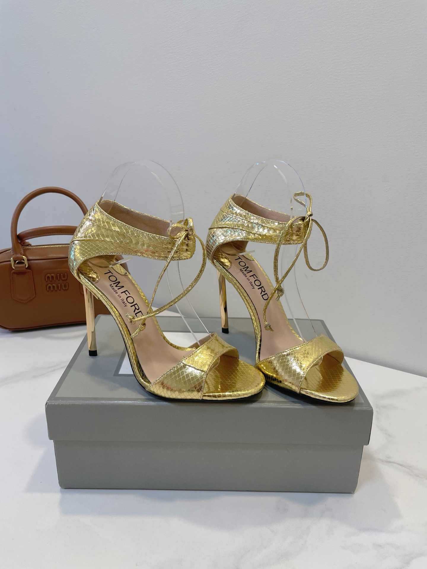 NO:225125,TOM FORD Tom Ford, a high-end American brand is known for its luxurious, sexy and modern design style, focusing on details and high-quality materials, attracting high-income people, celebrities and noble groups who pursue quality and personalization!  A variety of styles, round head, pointed head, flat heel, and high heels, everything is available!  Various fabric materials, sheepskin inner footbed, imported Italian leather outsole. The original packaging is equipped with size 35-40, high heels sandals, tom ford, sandals, high heels, sheepskin, Leather soles19860909TOM FORD 汤姆福特,美国高端品牌以奢华、性感和现代的设计风格著称,注重细节与高品质材料,吸引高收入人士、名流及追求品质与个性化的高贵群体！ 多种款型,圆头、尖头、平跟、高跟,应有尽有！ 多种面料材质,羊皮内里垫脚,采用进口意大利真皮大底.原版包装配备 size 35-40,高跟鞋凉鞋,tom ford,sandals,high heels,sheepskin,Leather soles,Women's Shoes