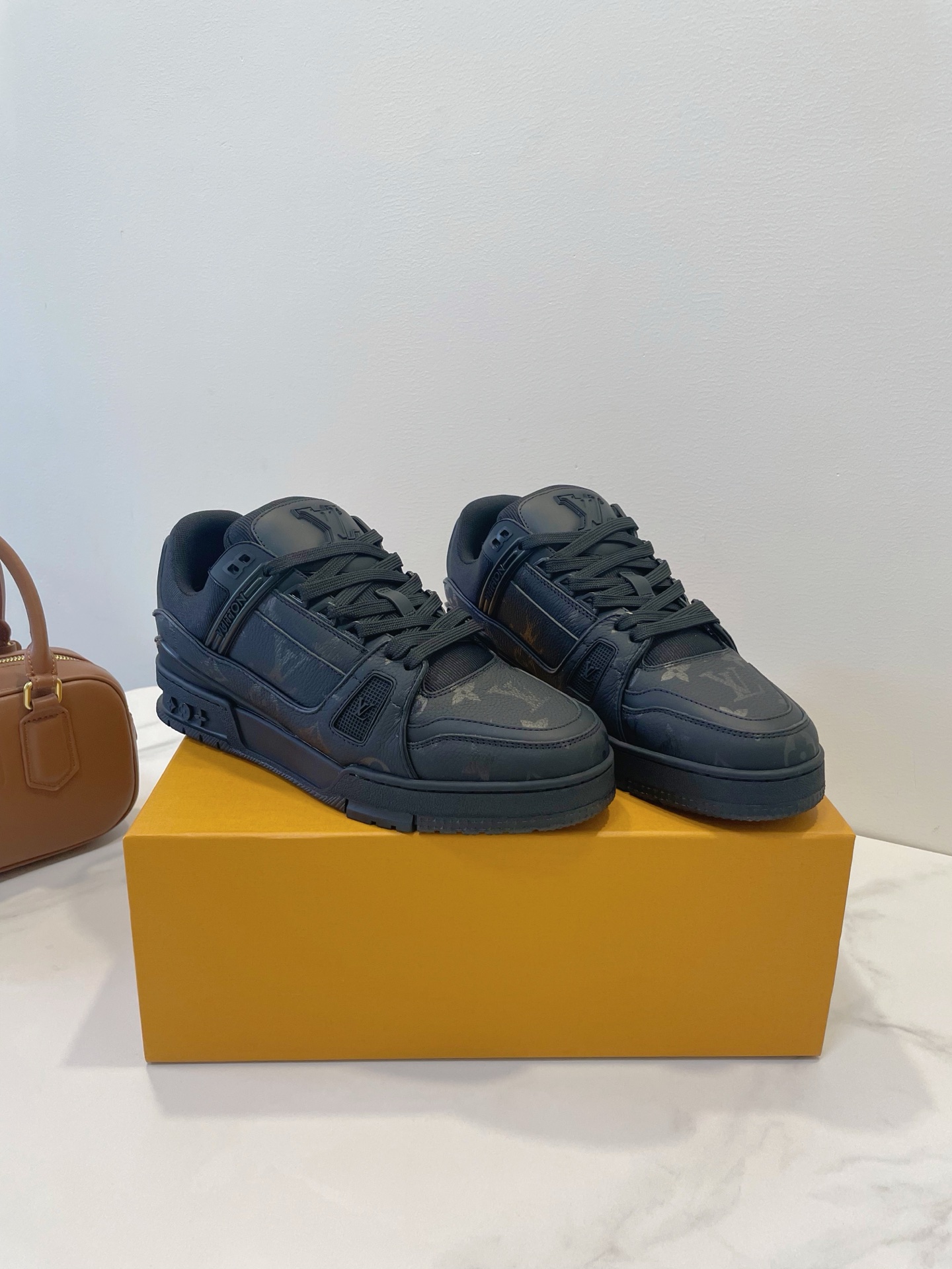NO:954939,LV Trainer Sneaker continues to provide a sense of security, and the real thing looks better and more refined than the picture!  Defeat the love shoes in your dream ~ 99 Dopamine is versatile, the candy color is really sweet... full of luxury quality, superimposed temperament and attributes, and exclusive fashion sense that is friendly to the people. Made of imported cowhide material, TPU gloss combination sole, bend-resistant plastic support piece, insole embedded with super soft foot-feeling latex material, louis vuitton, cowhide19860909LV Trainer Sneaker 一如继往的给足安全感,实物比图片更好看更精致！梦中情鞋击败～99 多巴胺百搭,糖果色系真的好甜……元气度满满的 奢华品质,气质属性叠加,亲民的专属时尚感 采用进口牛皮材质,TPU光泽组合鞋底,耐弯折滴塑支持片,鞋垫嵌入超柔软脚感乳胶材质,,louis vuitton,cowhide,Men's shoes