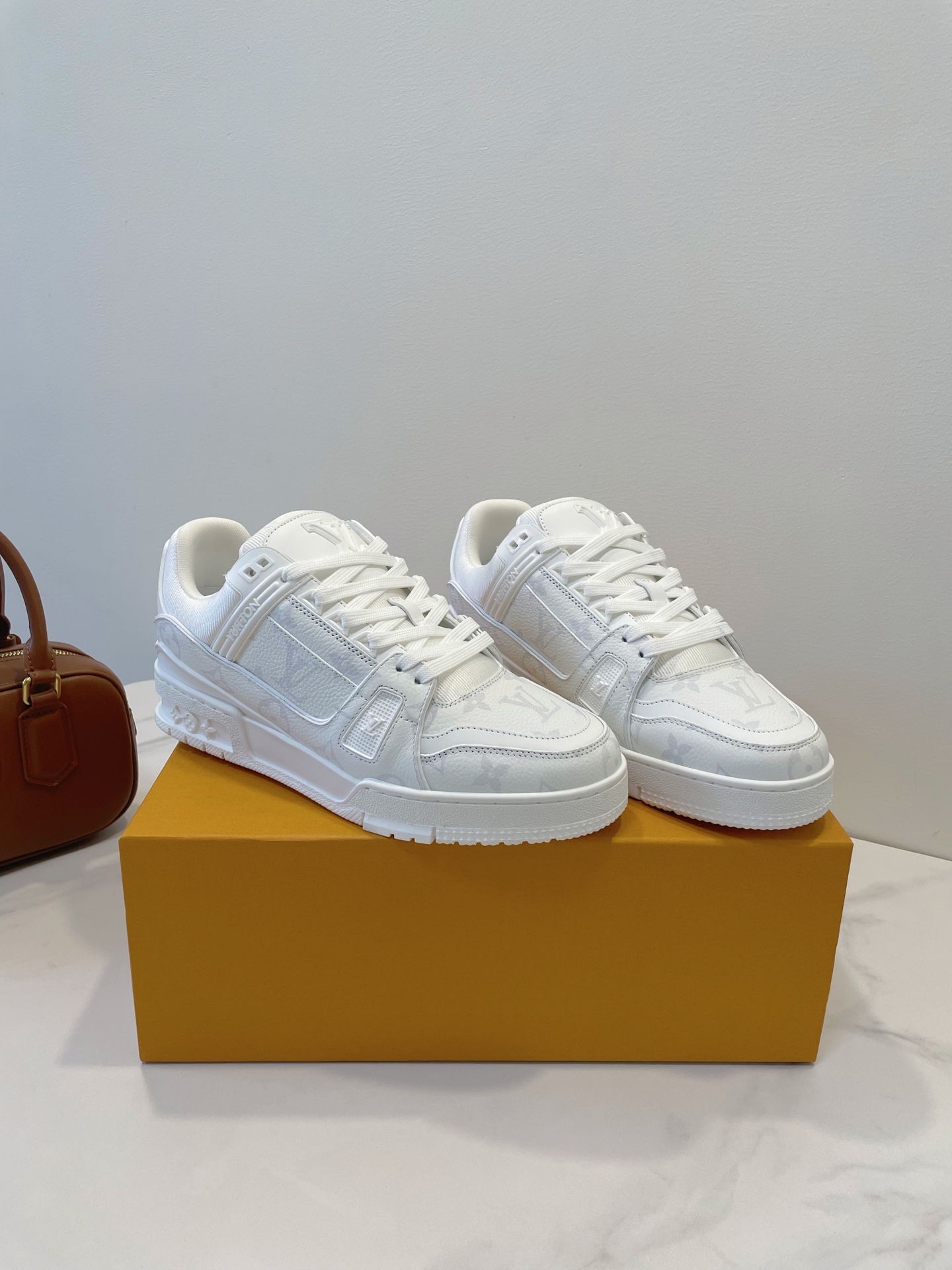 NO:382826,LV Trainer Sneaker As always, it gives you a sense of security. The real thing looks better and more exquisite than the pictures!  Dream shoes beat ~99 Dopamine is versatile, candy color is really sweet... full of vitality, luxury quality, temperament attributes are superimposed, and the people-friendly exclusive fashion sense. It uses imported cowhide material, TPU gloss combination sole, bending and dripping plastic support piece, insole embedded in super soft foot-sensing latex material. Men and women size 35-45 Original box packaging accessories, casual shoes/sports shoes, louis vuitton, sneakers, cowhide19860909LV Trainer Sneaker 一如继往的给足安全感,实物比图片更好看更精致！梦中情鞋击败～99 多巴胺百搭,糖果色系真的好甜……元气度满满的 奢华品质,气质属性叠加,亲民的专属时尚感 采用进口牛皮材质,TPU光泽组合鞋底,耐弯折滴塑支持片,鞋垫嵌入超柔软脚感乳胶材质 男女尺码 size 35-45 原盒包装配件,休闲鞋/运动鞋,louis vuitton,sneakers,cowhide,Women's Shoes