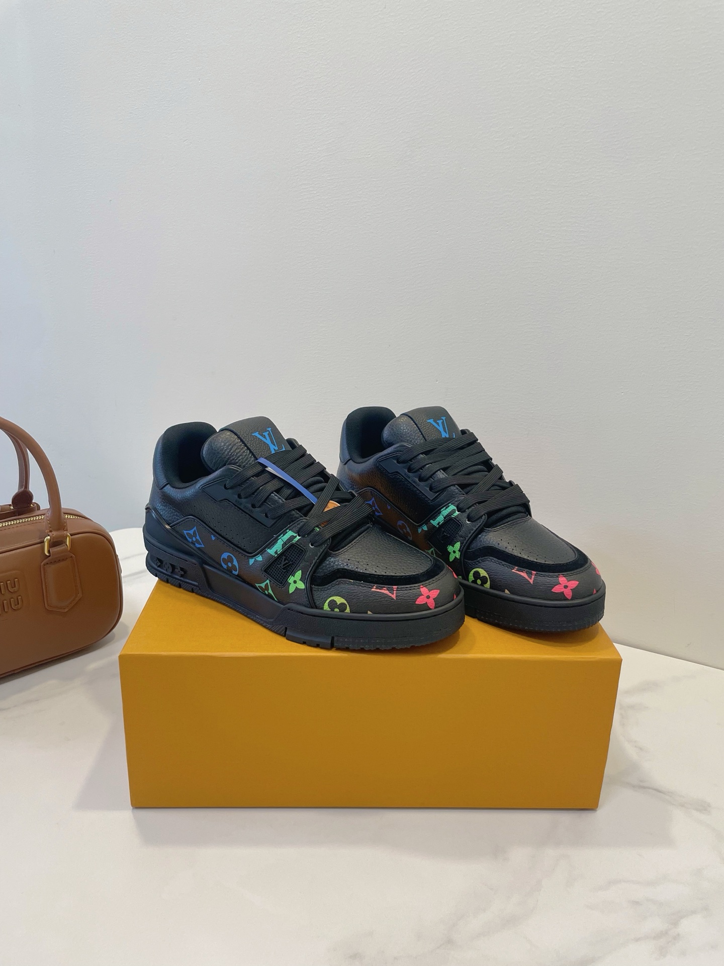 NO:382870,LV Trainer Sneaker As always, it gives you a sense of security. The real thing looks better and more exquisite than the pictures!  Dream shoes beat ~99 Dopamine is versatile, candy color is really sweet... full of vitality, luxury quality, temperament attributes are superimposed, and the people-friendly exclusive fashion sense. It uses imported cowhide material, TPU gloss combination sole, bending and dripping plastic support piece, insole embedded in super soft foot-sensing latex material. Men and women size 35-45 Original box packaging accessories, casual shoes/sports shoes, louis vuitton, sneakers, cowhide19860909LV Trainer Sneaker 一如继往的给足安全感,实物比图片更好看更精致！梦中情鞋击败～99 多巴胺百搭,糖果色系真的好甜……元气度满满的 奢华品质,气质属性叠加,亲民的专属时尚感 采用进口牛皮材质,TPU光泽组合鞋底,耐弯折滴塑支持片,鞋垫嵌入超柔软脚感乳胶材质 男女尺码 size 35-45 原盒包装配件,休闲鞋/运动鞋,louis vuitton,sneakers,cowhide,Women's Shoes