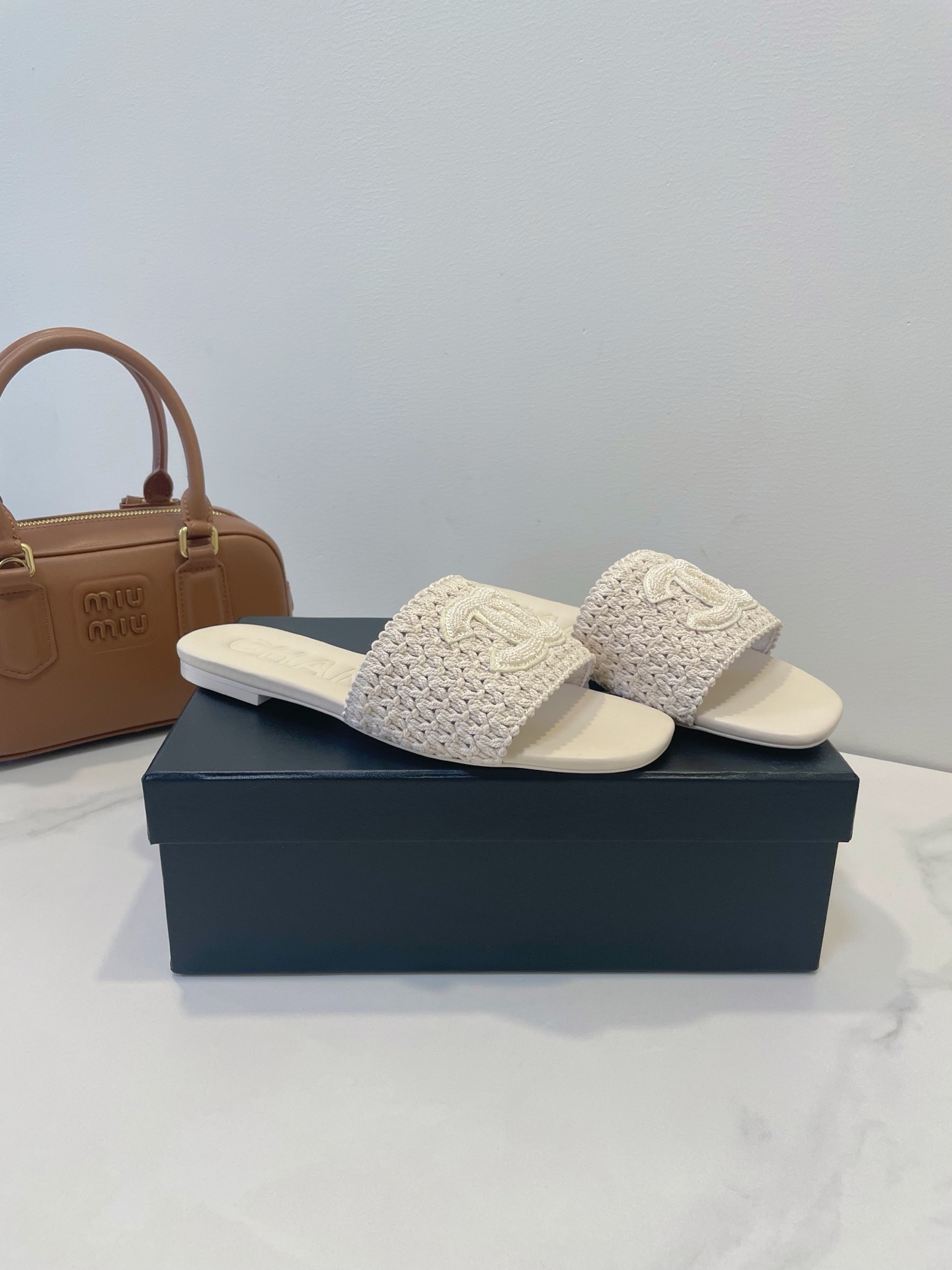 NO:225102,It's incense!  CHANEL Chanel 25P summer new model is really beautiful, especially when paired with jeans and short skirts, I really love it!  Customized special materials and craftsmanship, sheepskin footbed, imported Italian leather large sole size 35-40 Follow the original packaging accessories!  ,slippers,chanel,chanel,slippers,skirts,jeans,sheepskin,Leather soles19860909开香啦！CHANEL 香奈儿25P夏季新款真心好看,尤其搭牛仔裤和短裙的时候,真心爱了！ 特殊材质、工艺订制 绵羊皮里垫脚 进口意大利真皮大底 size 35-40 遵循原版包装配件！,拖鞋,chanel,chanel,slippers,skirts,jeans,sheepskin,Leather soles,Women's Shoes