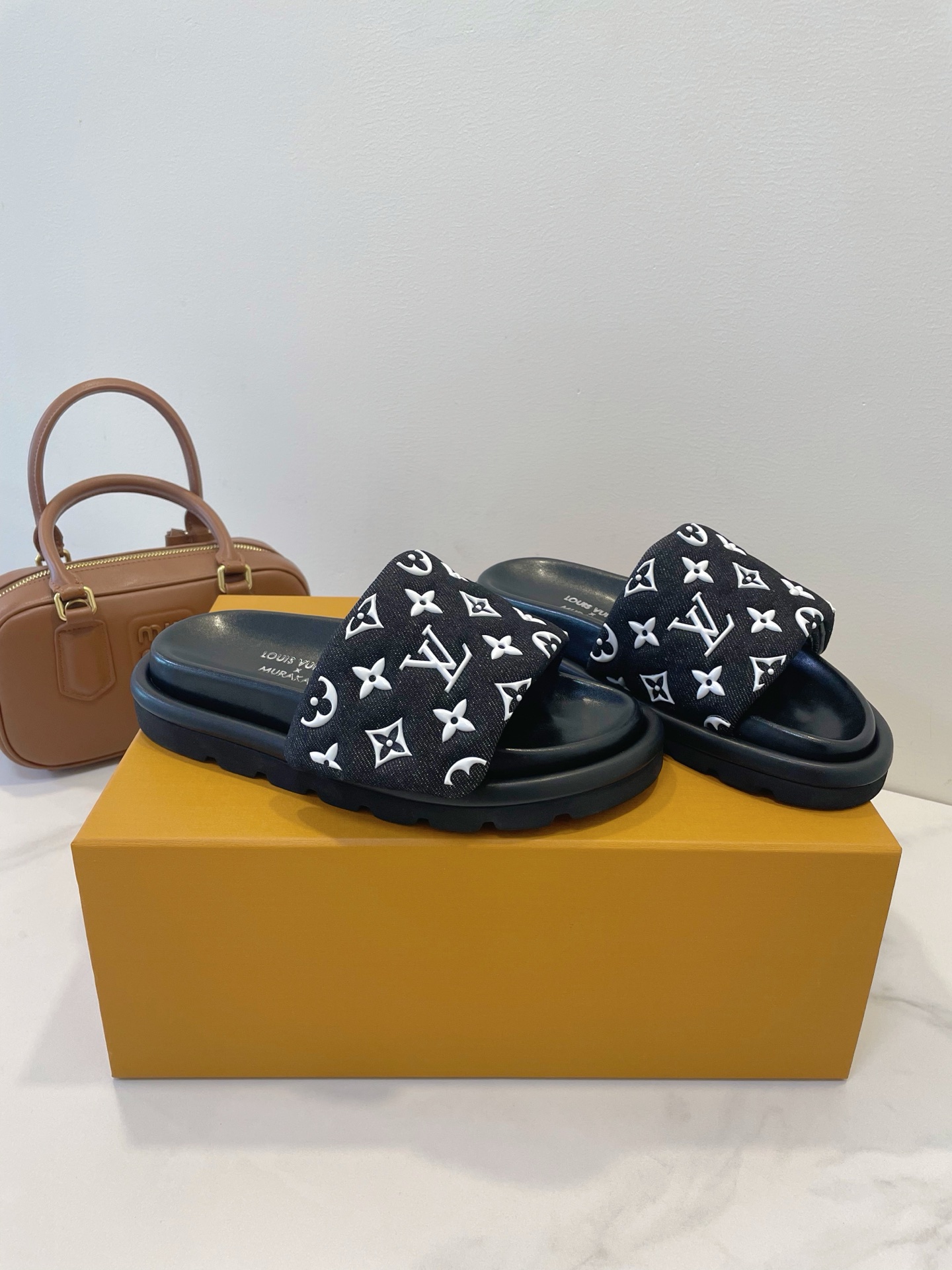 NO:225063,LV Louis Vuitton L Home Donkey Monogram Relief Print Classic Slippers This season Waterfront Renewal Return Size: 35-40 Standard Original Box Packaging, Slippers, louis vuitton,louis vuitton,louis vuitton,louis vuitton,louis vuitton,louis vuitton,louis vuitton,slippers19860909LV 路易威登L家 驴牌monogram 浮雕印花经典拖鞋 本季Waterfront 焕新回归 Size: 35-40 标准原盒包装,拖鞋,louis vuitton,louis vuitton,louis vuitton,louis vuitton,slippers,Women's Shoes