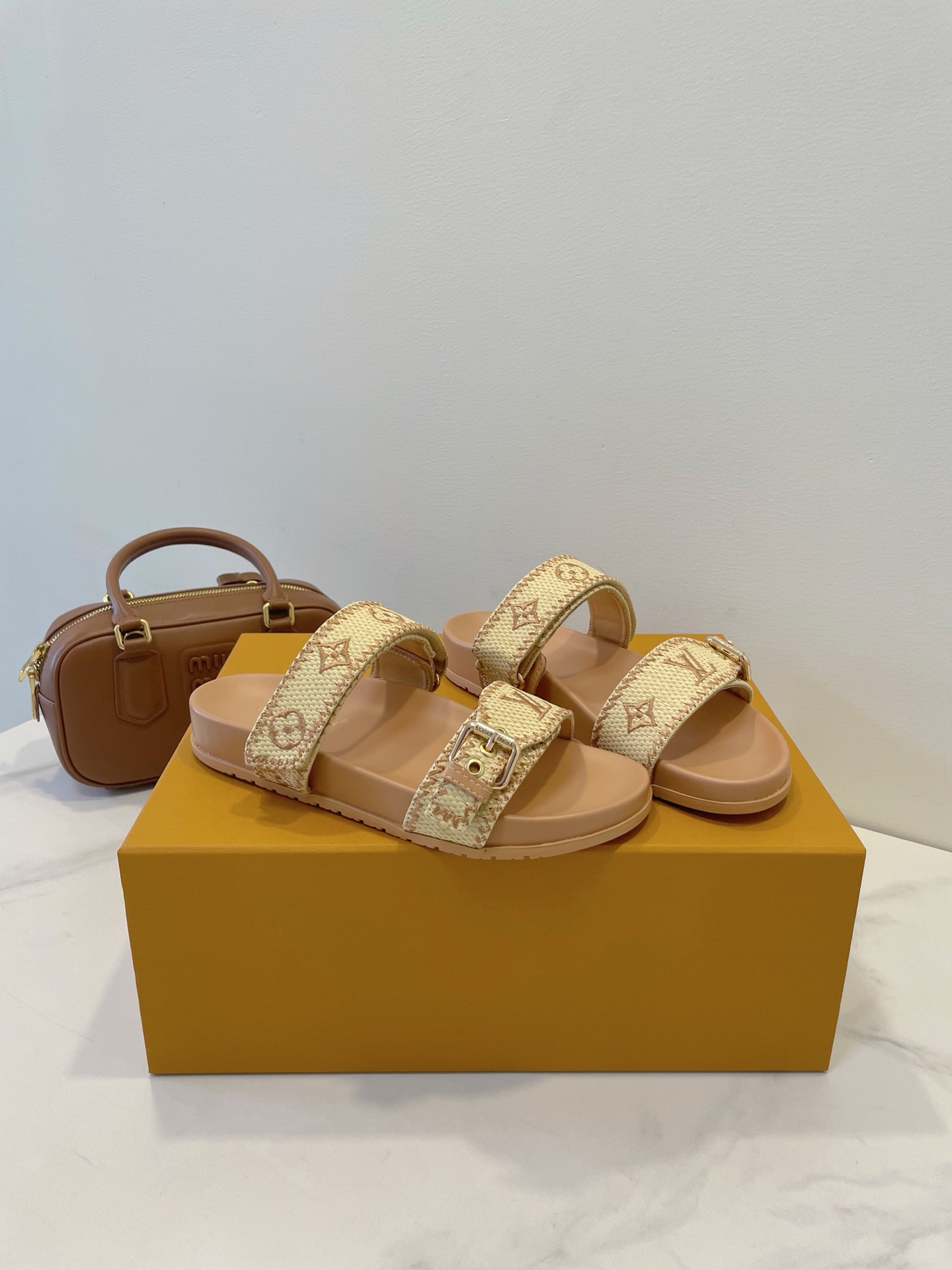 NO:225112,LV Louis Vuitton L Home Donkey Monogram Relief Print Classic Slippers This season Waterfront Renewal Return Size: 35-40 Standard Original Box Packaging, Slippers, louis vuitton,louis vuitton,louis vuitton,louis vuitton,louis vuitton,louis vuitton,louis vuitton,slippers19860909LV 路易威登L家 驴牌monogram 浮雕印花经典拖鞋 本季Waterfront 焕新回归 Size: 35-40 标准原盒包装,拖鞋,louis vuitton,louis vuitton,louis vuitton,louis vuitton,slippers,Women's Shoes