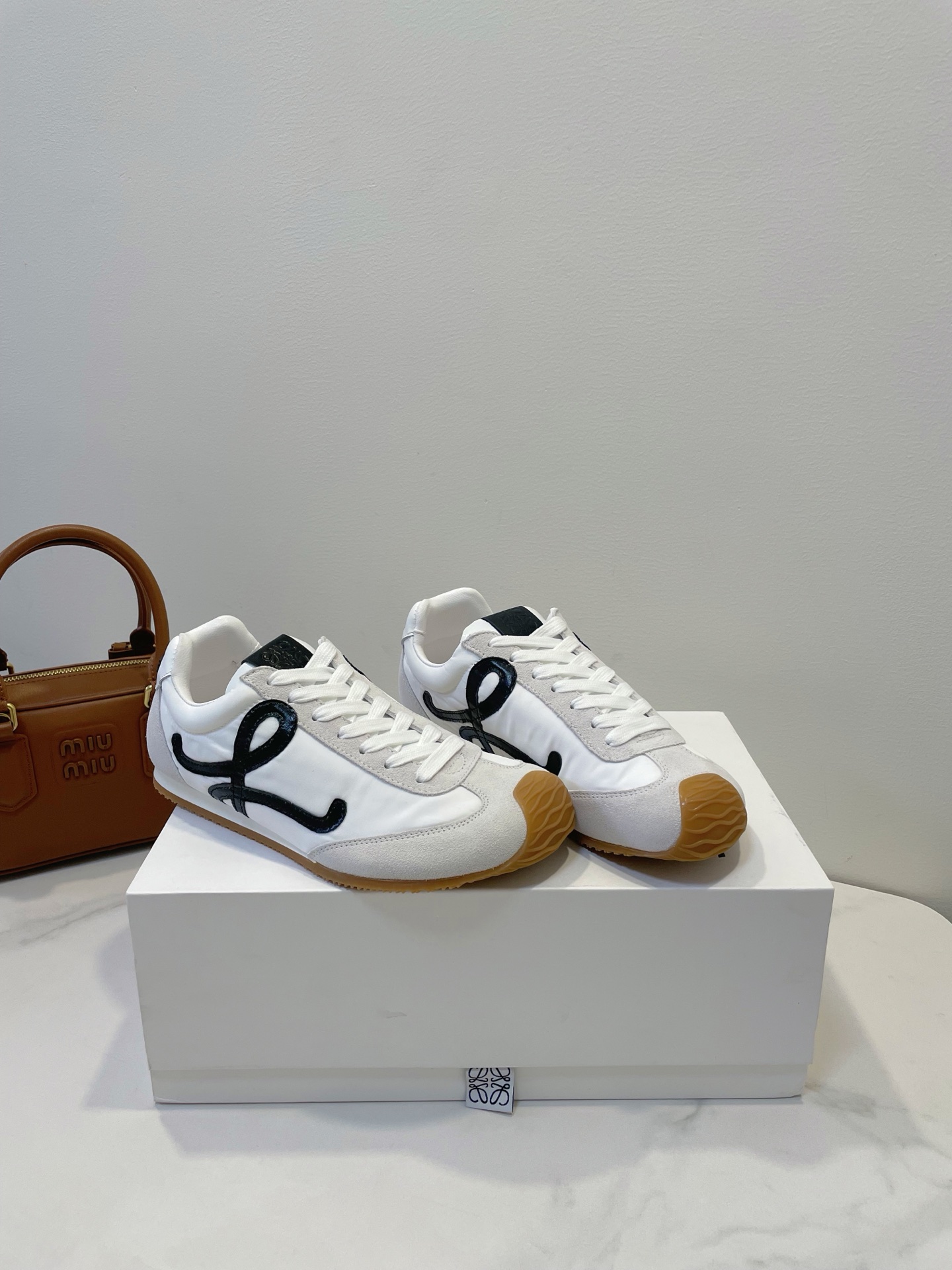 NO:382839,+ buckle 15 Loeve Loewe hits the hottest global trendy men and women must-have items Size 35-45 Original box packaging accessories, casual shoes/sports shoes, loewe, loewe, sneakers19860909+饰扣15 Loeve 罗意威 爆款 火爆全球潮男潮女必备单品 Size 35-45 原盒包装配件,休闲鞋/运动鞋,loewe,loewe,sneakers,Women's Shoes
