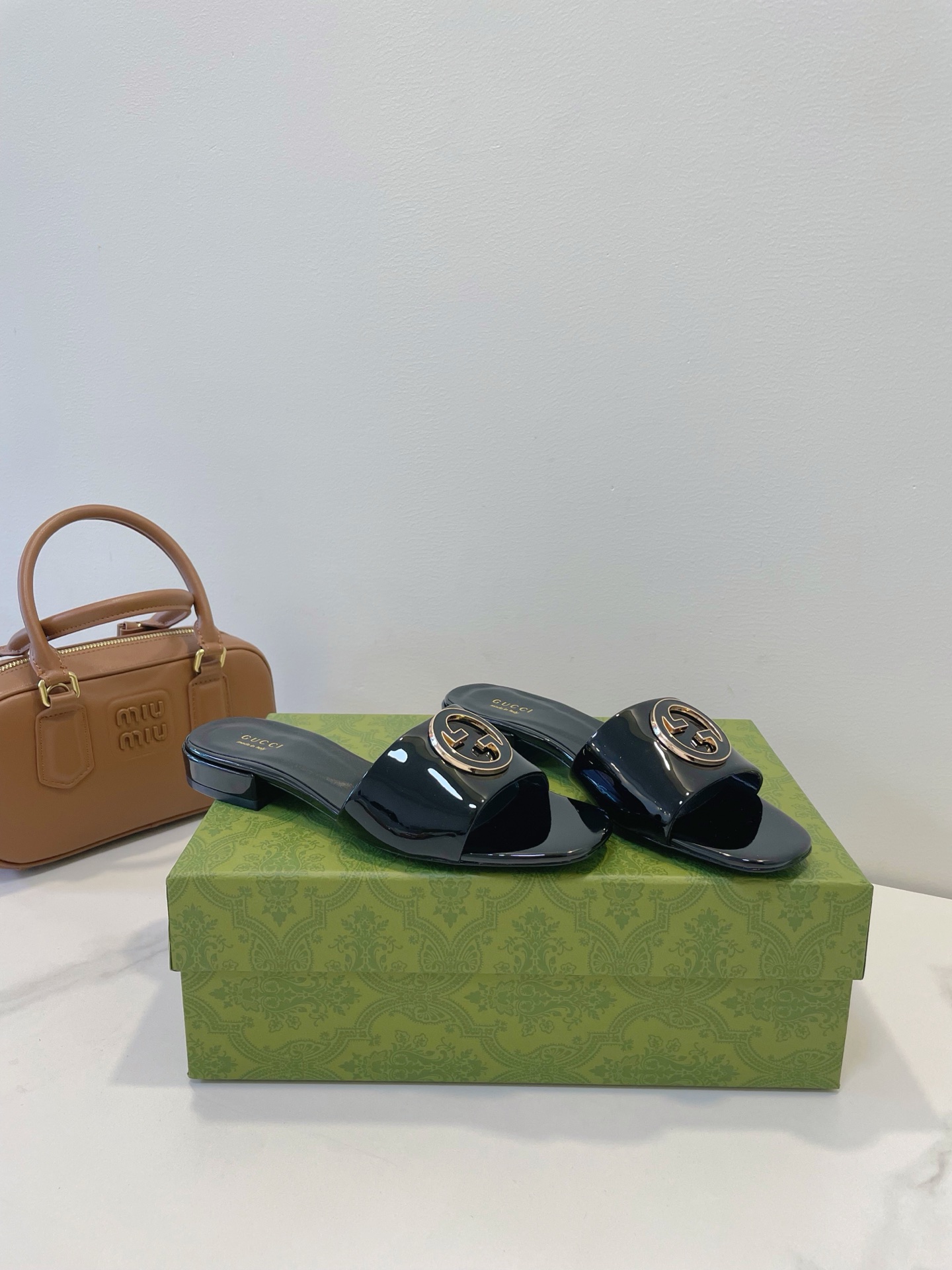 NO:225067,Gucci 2025ss new sandals, every detail has been carefully crafted, a must-have for internet celebrity check-in fabric brand dual G fabric, high-end custom sheepskin, outsole imported from Italy, size 35-40, standard green box packaging, slippers, gucci, sandals, slippers, sheepskin, Leather soles19860909Gucci 古奇 2025ss新款凉鞋,每个细节皆经过精心细致打造,网红打卡必备品 面料品牌双G布艺 内里高端定制羊皮 大底意大利进口真皮大底 尺码35-40 绿盒标准包装,拖鞋,gucci,sandals,slippers,sheepskin,Leather soles,Women's Shoes