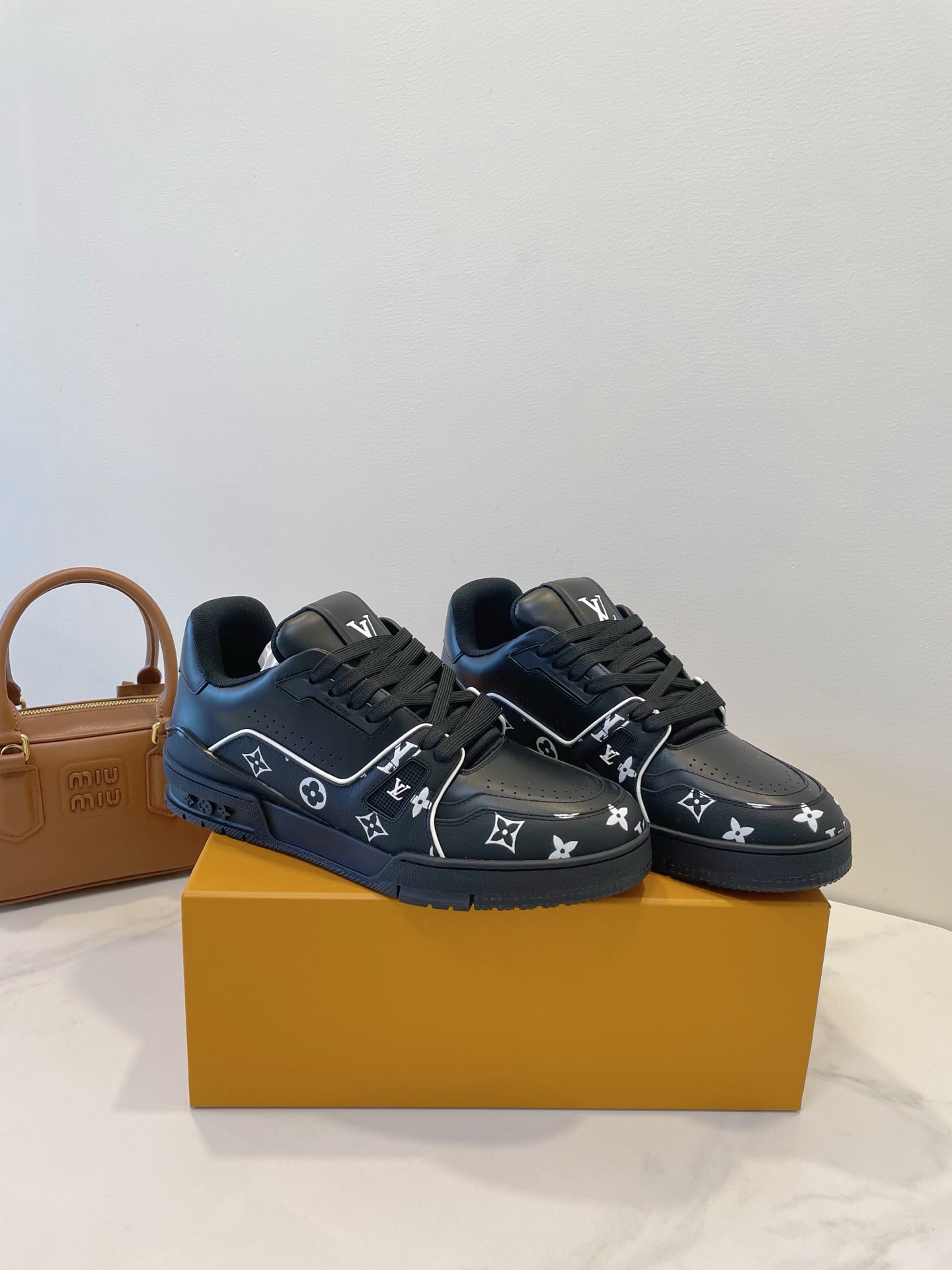 NO:382866,LV Trainer Sneaker As always, it gives you a sense of security. The real thing looks better and more exquisite than the pictures!  Dream love shoes beat ~99 Dopamine is versatile, candy color is really sweet... full of vitality, luxury quality, temperament attributes are superimposed, and the people-friendly exclusive fashion sense. It uses imported cowhide, TPU gloss combination sole, bend-resistant drip-resistant support piece, insole embedded in super soft foot-sensing latex material. Men and women size 35-45 Original box packaging accessories, casual shoes/sports shoes, louis vuitton, sneakers, cowhide19860909LV Trainer Sneaker 一如继往的给足安全感,实物比图片更好看更精致！梦中情鞋击败～99 多巴胺百搭,糖果色系真的好甜……元气度满满的 奢华品质,气质属性叠加,亲民的专属时尚感 采用进口牛皮,TPU光泽组合鞋底,耐弯折滴塑支持片,鞋垫嵌入超柔软脚感乳胶材质 男女尺码 size 35-45 原盒包装配件,休闲鞋/运动鞋,louis vuitton,sneakers,cowhide,Women's Shoes