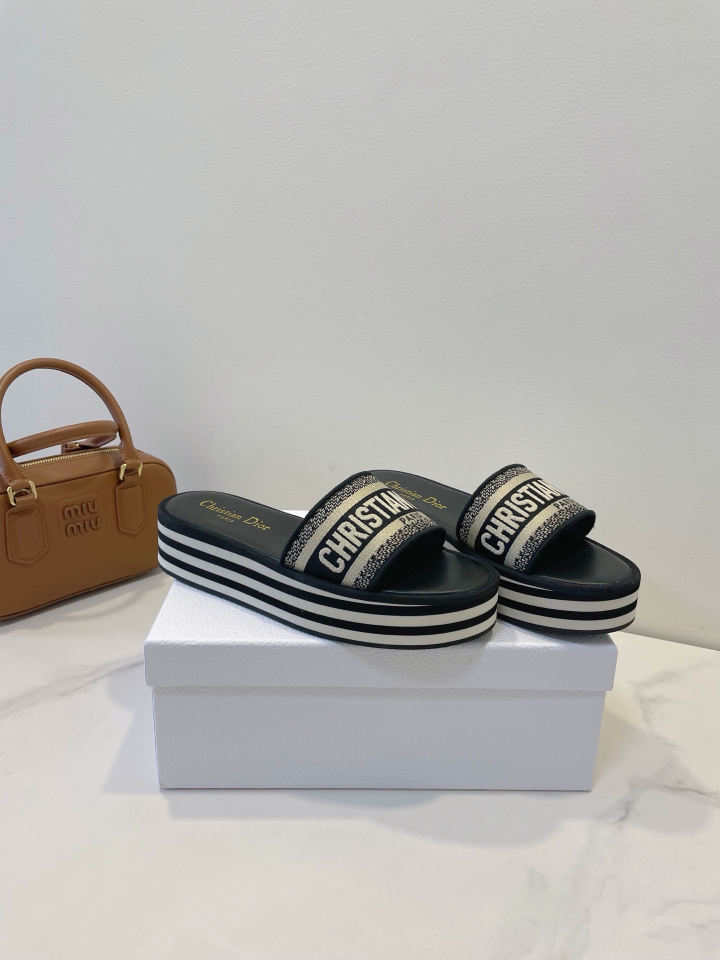 NO:261472,Dior 25ss beach shoes classic Paris embroidered upper versatile colors 4cm heightened sole popular all summer Size 35-40 Original box with packaging, slippers, dior, dior, slippers19860909Dior 迪奥25ss 沙滩鞋 经典巴黎刺绣鞋面 颜色百搭 4cm增高鞋底 火爆整个夏季 Size 35-40 原盒配备包装,拖鞋,dior,dior,slippers,Women's Shoes