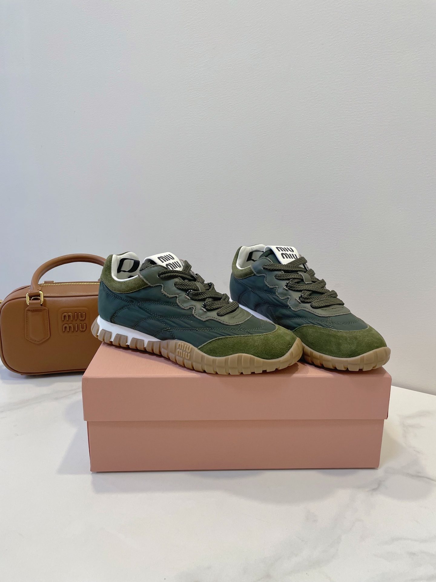 NO:382868,miumiu continues to be fashionable online!  The college style and neutral style elements balance the sweetness of hot girls and please more elegance and thinking. It is an intellectual and intelligent urban girl growing up in her body, and she began to have her own opinions and thinking!  The colors are versatile and also in line with the current popular Maillard color style!  Original line reproduction, leather material comparison and customization, solid material feel size 35-40 original box accessories!  , casual shoes/sports shoes, miumiu, sneakers19860909miumiu 继续时尚在线了！学院风和中性风元素,平衡了辣妹的甜腻和讨好了更多的雅致和思考是带有知性和智性在身上成长型都市女孩,开始有了自已的主见和思考！ 色系百搭,也符合当前比较流行的美拉德色系穿搭风格哦！ 原版线条复刻,皮质材质比对订制,实物质感 size 35-40 原盒配套配件！,休闲鞋/运动鞋,miumiu,sneakers,Women's Shoes