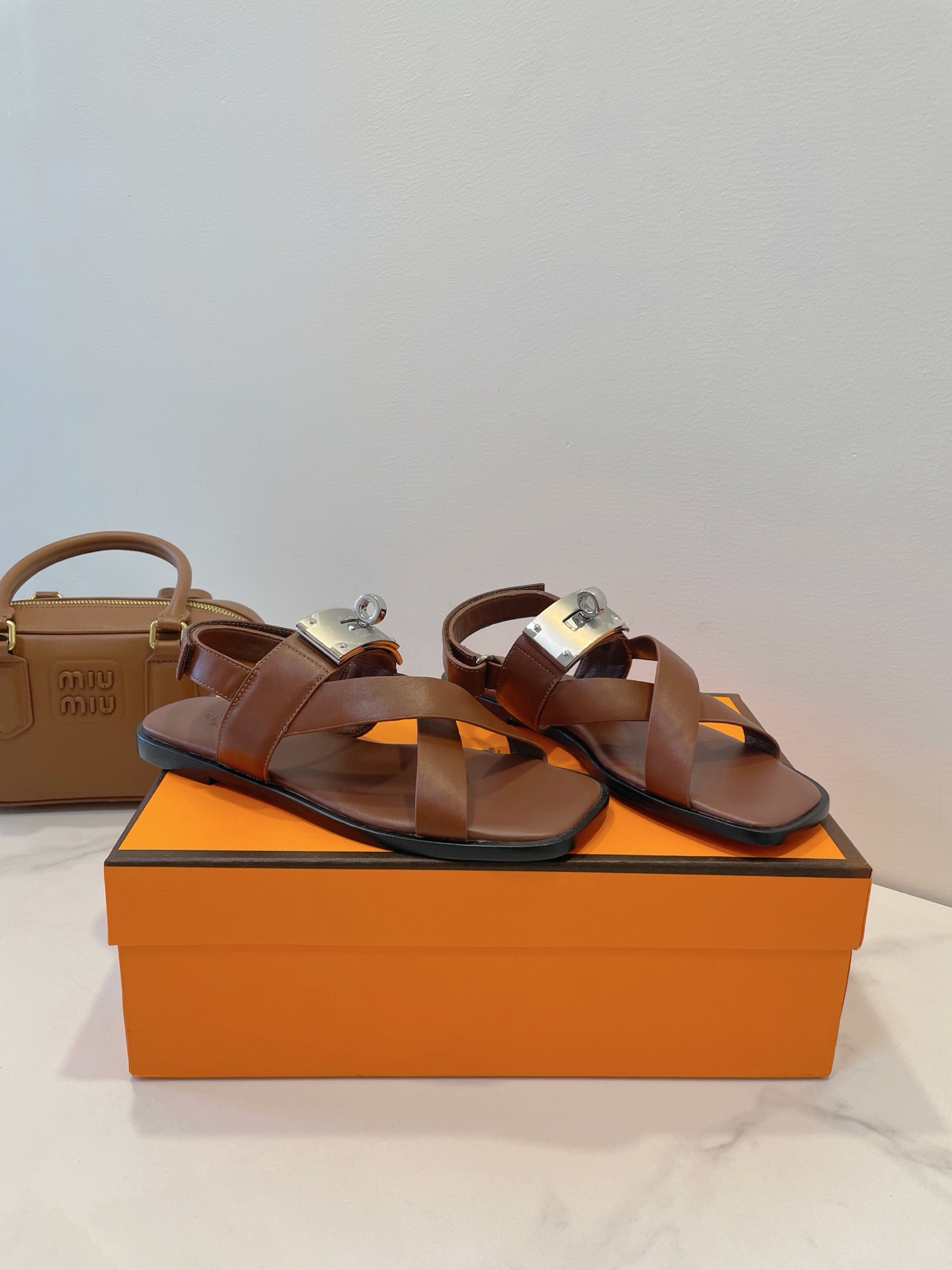 NO:388176,Only high-end, we are so persistent! Herme* Paris H-dragged lazy and casual in, open and beautiful, simple is style, high-end and comfortable! Elegant outfits, highly recommended by the cabinet sister! A variety of top-level high-end materials, carefully selected, always following the original details and craftsmanship style, focusing on and meticulously! Size 35-40 Consistent accessories packaging for counters! ,sandals,hermes,hermes,sandals19860909只有高端,我们如此执著！ Herme* Paris 爱马仕 H拖 慵懒又随意in,大大方方美丽,简单就是风范,高级、舒适！ 高雅穿搭,柜姐强烈推荐！ 多种顶级高端材质,精挑细选,一直遵循原版细节和工艺风格,专注精心！ Size 35-40 专柜一致配件包装！,凉鞋,hermes,hermes,sandals,Women's Shoes