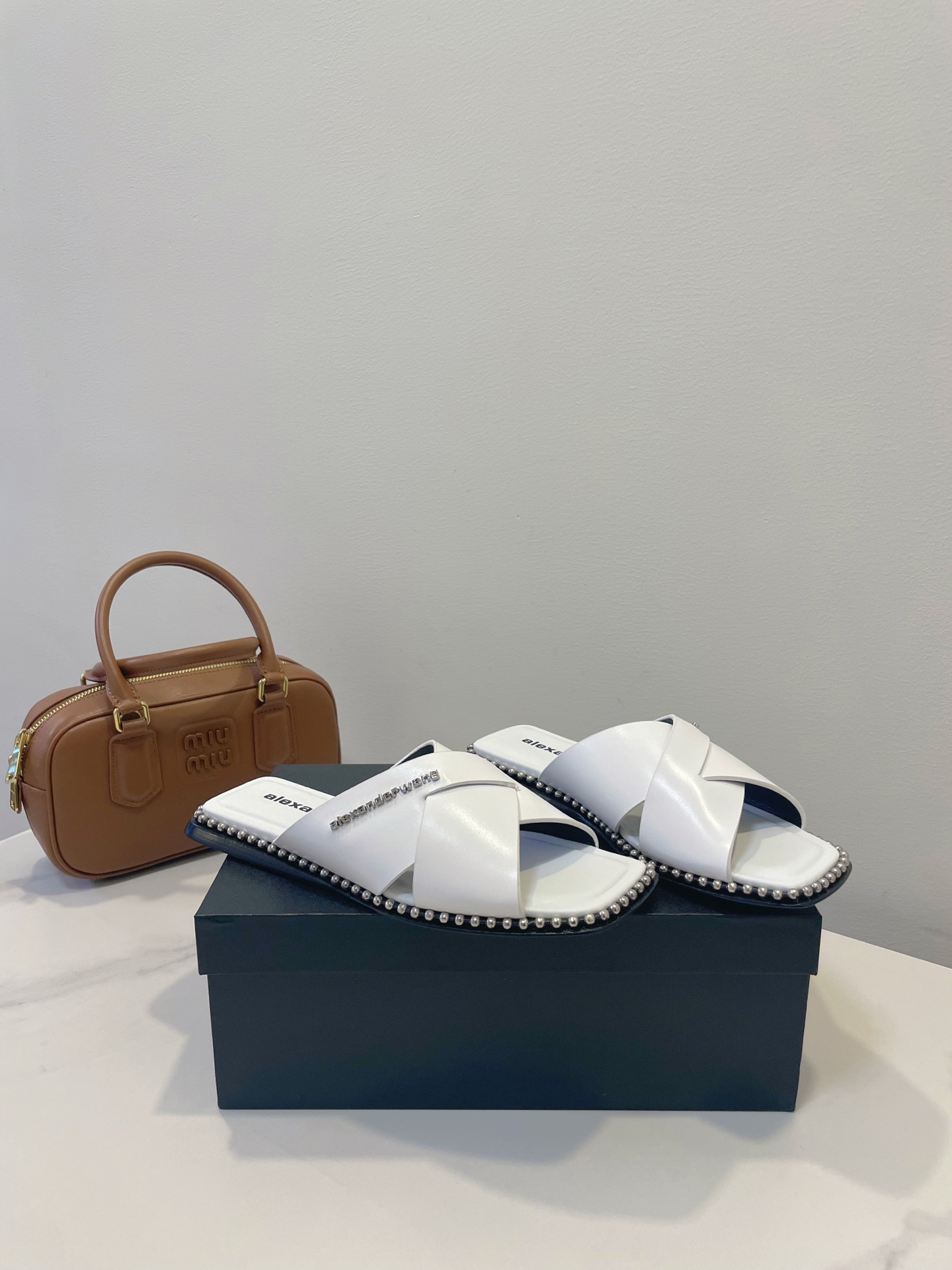 NO:449172,AlexanderWang The latest popular products of AlexanderWang are very popular. Many internet celebrities recommend it at the same time. Original reproduction and complex process!  Very easy to match Original standard packaging size 35-40, split-toe slippers, alexander wang, slippers19860909AlexanderWang 亚力山大王最新火爆款非常火爆 众多网红同时推荐 原版复刻,复杂工艺流程！ 非常好搭配 原版标准包装配套 size 35-40,分趾鞋拖鞋,alexander wang,slippers,Women's Shoes