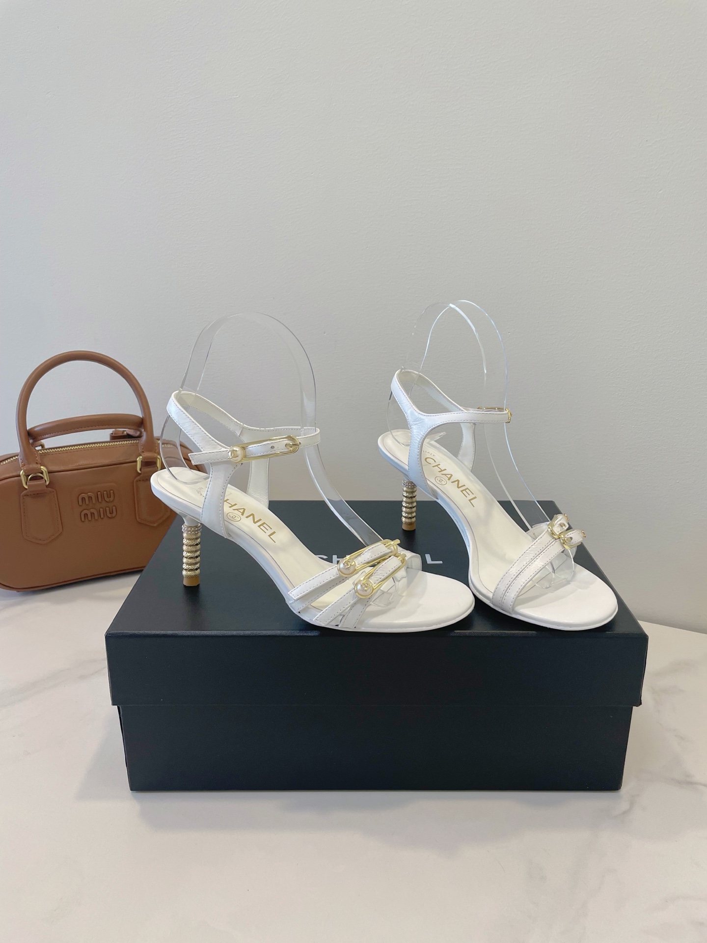 NO:261503,CHANEL 25C new model Princess style is small and exquisite, the gloss of the entire upper presents a high-end feeling, and the sweet grandma always understands the woman's heart. Customized imported cracked cowhide, custom-made water-dyed goatskin inner footbed, imported sole imported Italian A-grade leather outsole (heel height is about 6.5CM) size35-39 40 customized non-return or replacement, sandals, chanel, chanel, sandals, cowhide, sheepskin, Leather soles19860909CHANEL 香奈儿 25C新款 公主范小巧又精致,整个鞋面的光泽度呈现出高级感,香奶奶永远懂女人心 鞋面定制进口爆裂纹牛皮 内里定制水染山羊皮内里垫脚 大底进口意大利A级真皮大底（跟高约6.5CM） size35-39 40定做不退不换,凉鞋,chanel,chanel,sandals,cowhide,sheepskin,Leather soles,Women's Shoes