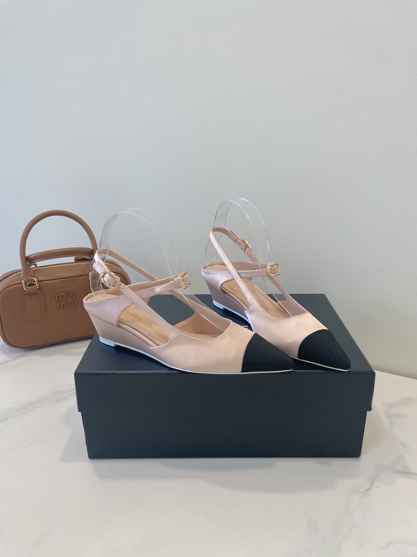 NO:261505,CHANEL 25C new model Princess style is small and exquisite, the gloss of the entire upper present a high-end feeling, and the sweet grandma always understands the woman's heart. Custom silk fabric of the upper, custom water-dyed goatskin inner footbed, imported sole from Italy A-grade leather outsole (heel height is about 5.5CM) size35-39 40 custom made without return or replacement, sandals, chanel, chanel, sandals, sheepskin, real silk, Leather soles19860909CHANEL 香奈儿 25C新款 公主范小巧又精致,整个鞋面的光泽度呈现出高级感,香奶奶永远懂女人心 鞋面定制真丝布料 内里定制水染山羊皮内里垫脚 大底进口意大利A级真皮大底（跟高约5.5CM） size35-39 40定做不退不换,凉鞋,chanel,chanel,sandals,sheepskin,real silk,Leather soles,Women's Shoes