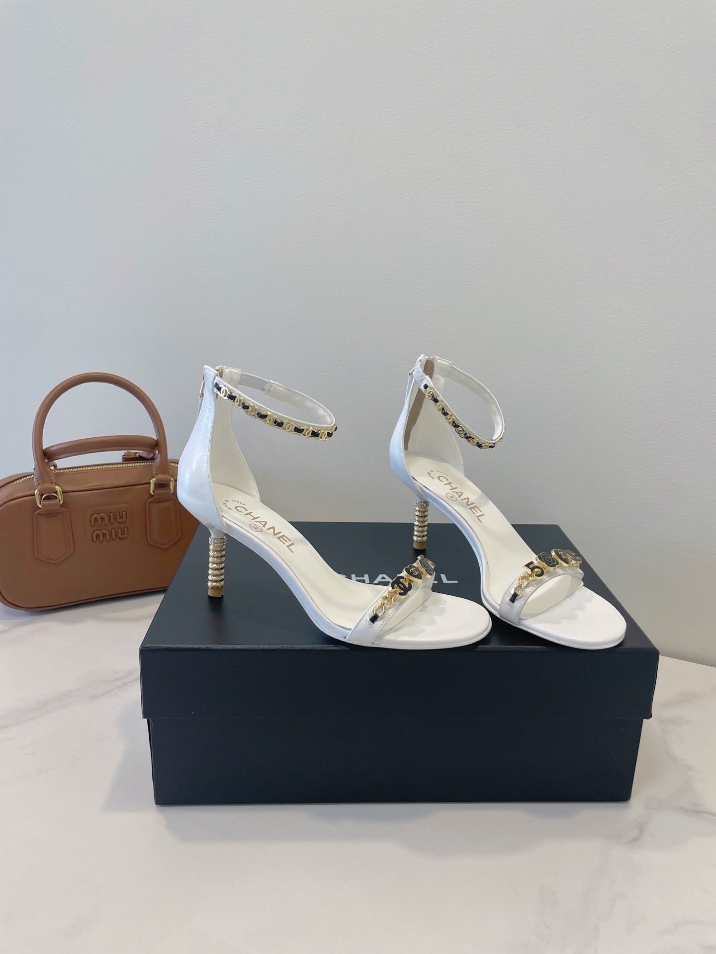 NO:261488,CHANEL 25C new model Princess style is small and exquisite, the gloss of the entire upper presents a high-end feeling, and the fragrant grandma always understands the woman's heart. Customized cracked cowhide, custom-made water-dyed goatskin inner footbed, imported sole from Italy A-grade leather outsole (heel height is about 6.5CM) size35-39 40 custom-made no return or replacement, sandals, chanel, chanel, sandals, cowhide, sheepskin, Leather soles19860909CHANEL 香奈儿 25C新款 公主范小巧又精致,整个鞋面的光泽度呈现出高级感,香奶奶永远懂女人心 鞋面定制爆裂纹牛皮 内里定制水染山羊皮内里垫脚 大底进口意大利A级真皮大底（跟高约6.5CM） size35-39 40定做不退不换,凉鞋,chanel,chanel,sandals,cowhide,sheepskin,Leather soles,Women's Shoes