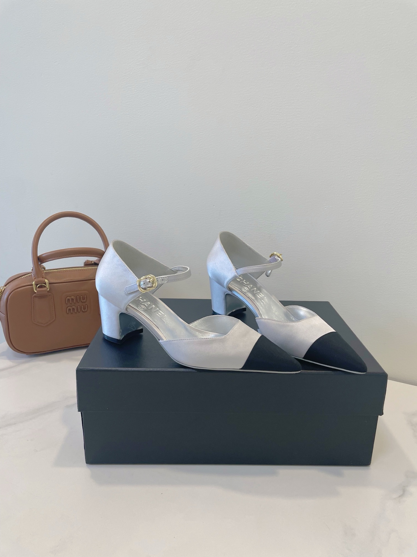 NO:261490,CHANEL 25C new model Princess style is small and exquisite, the gloss of the entire upper present a high-end feeling, and the sweet grandma always understands the woman's heart. Custom silk fabric of the upper, custom water-dyed goatskin inner footbed, imported sole from Italy A-grade leather outsole (heel height is about 5.5CM) size35-39 40 custom made without return or replacement, sandals, chanel, chanel, sandals, sheepskin, real silk, Leather soles19860909CHANEL 香奈儿 25C新款 公主范小巧又精致,整个鞋面的光泽度呈现出高级感,香奶奶永远懂女人心 鞋面定制真丝布料 内里定制水染山羊皮内里垫脚 大底进口意大利A级真皮大底（跟高约5.5CM） size35-39 40定做不退不换,凉鞋,chanel,chanel,sandals,sheepskin,real silk,Leather soles,Women's Shoes