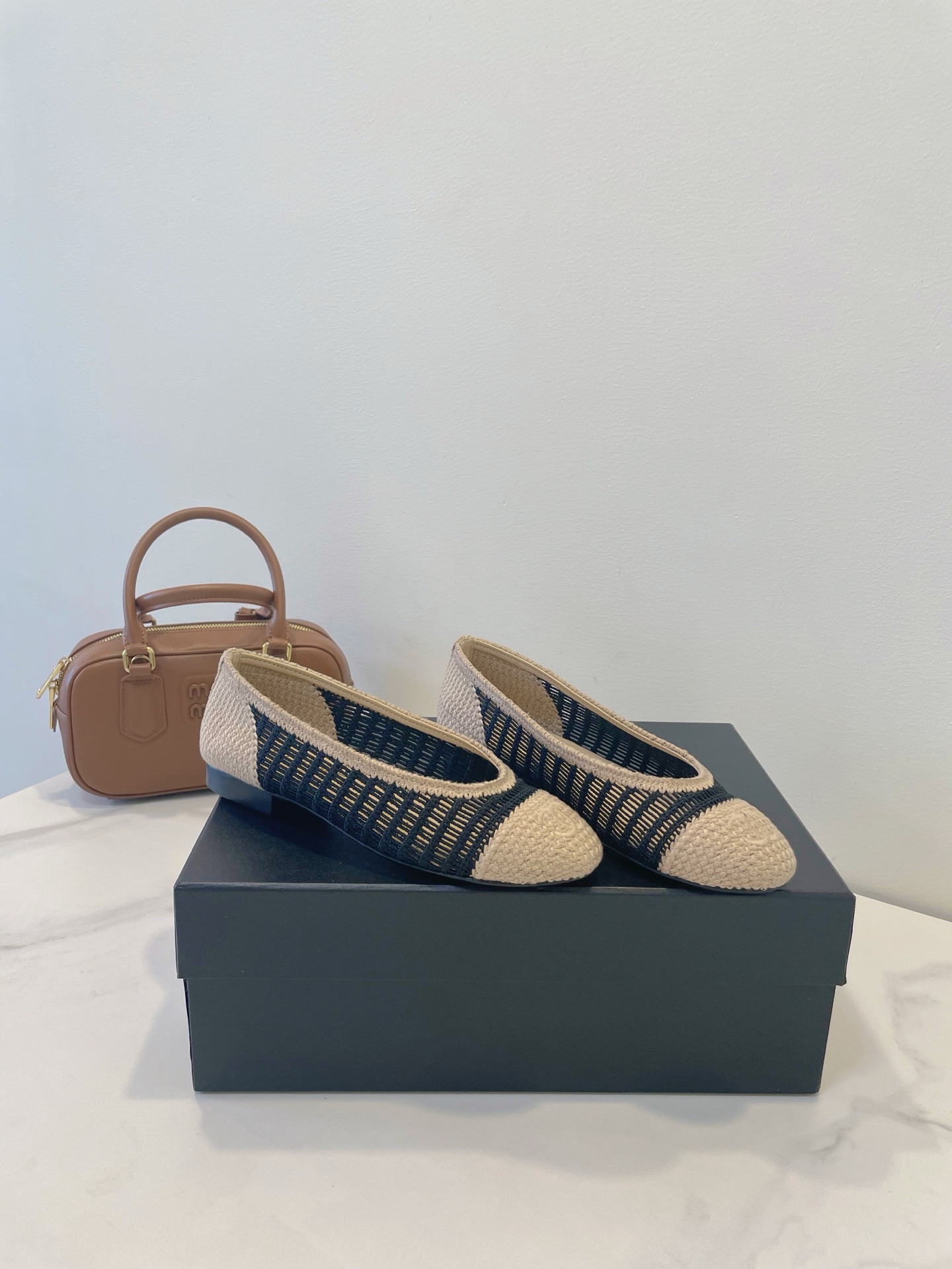 NO:449230,CHANEL 25C new model Princess style is small and exquisite, the gloss of the entire upper presents a high-end feeling, and the fragrant grandma always understands the woman's heart. Customized hollow special material of the upper. Customized water-dyed goatskin in the inner. Imported Italian A-grade leather outsole (heel height is about 2.0CM) size35-39 40 Customized non-return or replacement, single shoes, chanel, chanel, sheepskin, Leather soles19860909CHANEL 香奈儿 25C新款 公主范小巧又精致,整个鞋面的光泽度呈现出高级感,香奶奶永远懂女人心 鞋面定制镂空特殊材质 内里定制水染山羊皮 大底进口意大利A级真皮大底（跟高约2.0CM） size35-39 40定做不退不换,单鞋,chanel,chanel,sheepskin,Leather soles,Women's Shoes