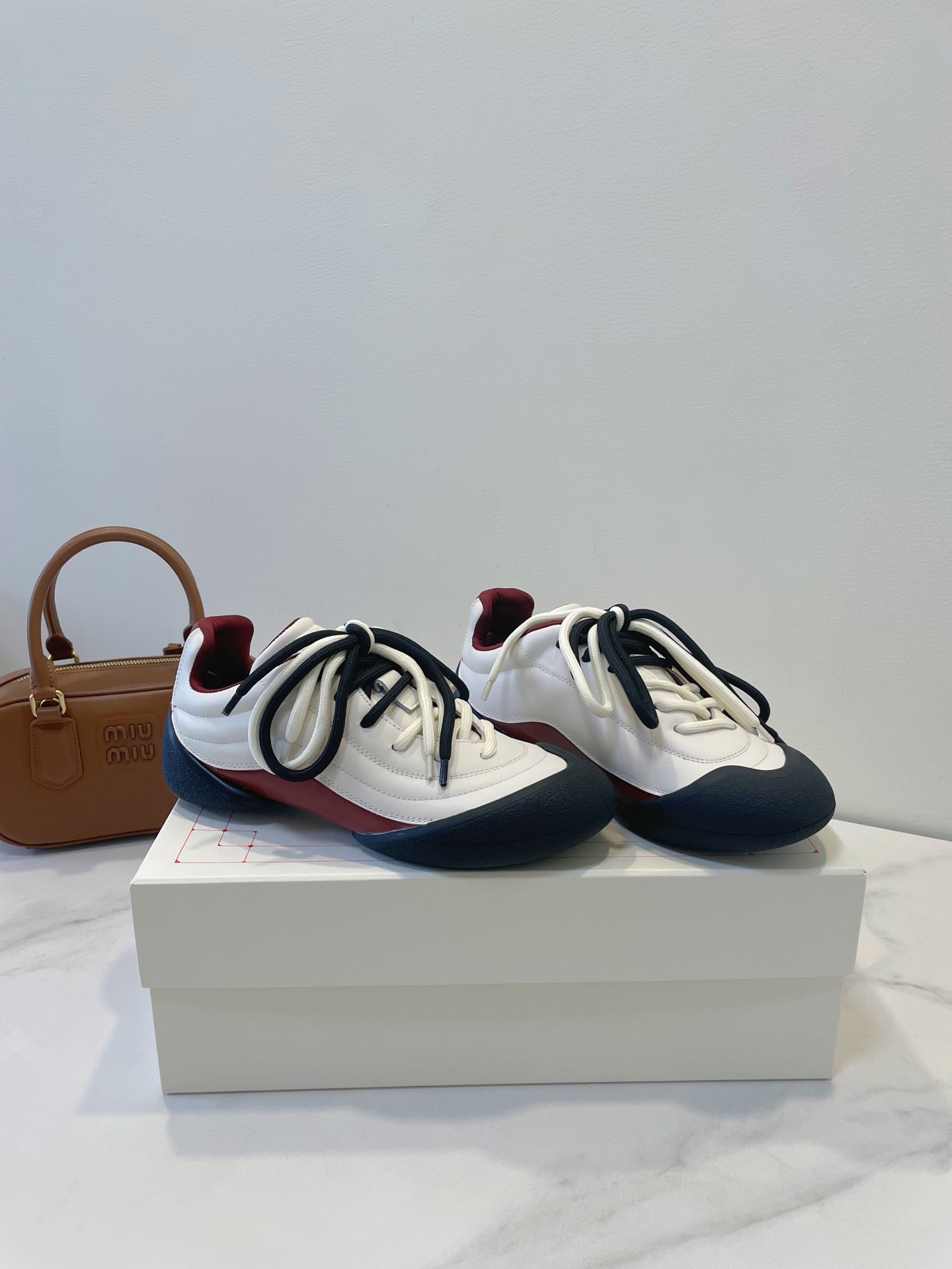 NO:382913,Men and women Top high-end 【Alexander McQUEEN】 Brand new shoe style Flexion Correct style, absolutely wonderful on the feet, super soft score Breaking the convention, new style, German shoes and ballet shoes integrated Imported natural oak pattern calfskin & coarse matte pattern, sheepskin inner lining, super exquisite texture full packaging Men and women size 35-45, casual shoes/sports shoes, alexander mcqueen, sneakers, cowhide, sheepskin19860909男 女 顶级高端【Alexander McQUEEN 亚力山大麦昆】 全新鞋型 Flexion 正确版型,上脚绝对精彩,超级柔软分 打破常规,新风格,德训鞋芭蕾舞鞋融合一体 进口自然橡树纹小牛皮＆粗磨砂纹,羊皮内里,质感超赞精美全套包装 男女尺码 size 35-45,休闲鞋/运动鞋,alexander mcqueen,sneakers,cowhide,sheepskin,Women's Shoes