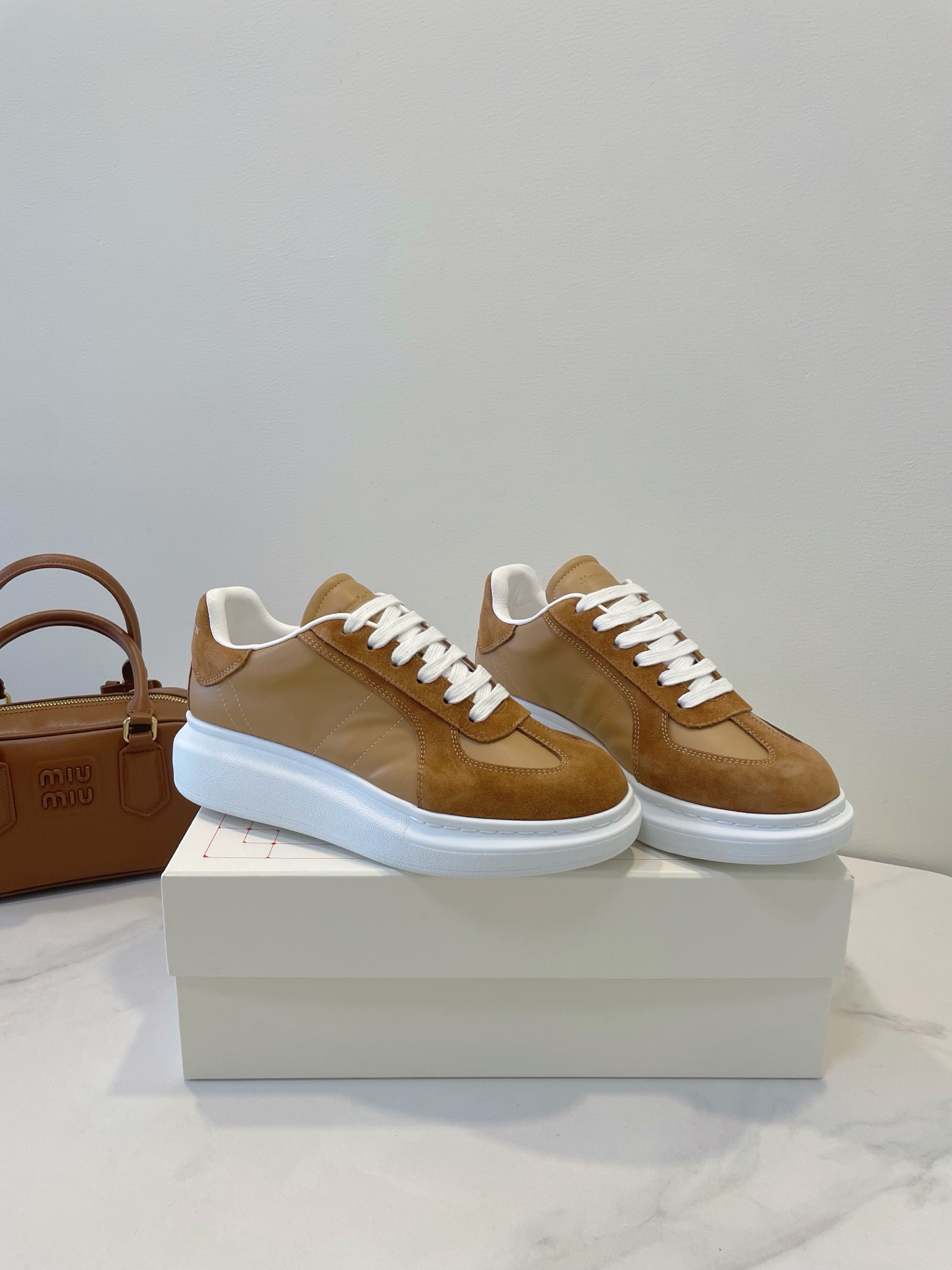 NO:382919,Men 320 Women Top high-end [Alexander McQUEEN] As always, exclusive molded soles, can't put them down, the correct version, absolutely wonderful on the feet, the comfort is superb... Classic & Fashion & versatile & elegant & tall and elegant stars' first choice, one of the must-haves... Imported natural pattern soft calfskin, sheepskin inner, super texture for men and women size 35-45, casual shoes/sports shoes, alexander mcqueen, sneakers, cowhide, sheepskin19860909男320 女 顶级高端【Alexander McQUEEN 亚力山大麦昆】 一如既往独家开模鞋底,爱不释手,正确版型,上脚绝对精彩,舒适度超级赞…… 经典＆时尚＆百搭＆大气＆优雅＆高大尚明星首选,必备之一…… 进口自然纹柔软小牛皮,羊皮内里,质感超赞男女尺码 size 35-45,休闲鞋/运动鞋,alexander mcqueen,sneakers,cowhide,sheepskin,Women's Shoes