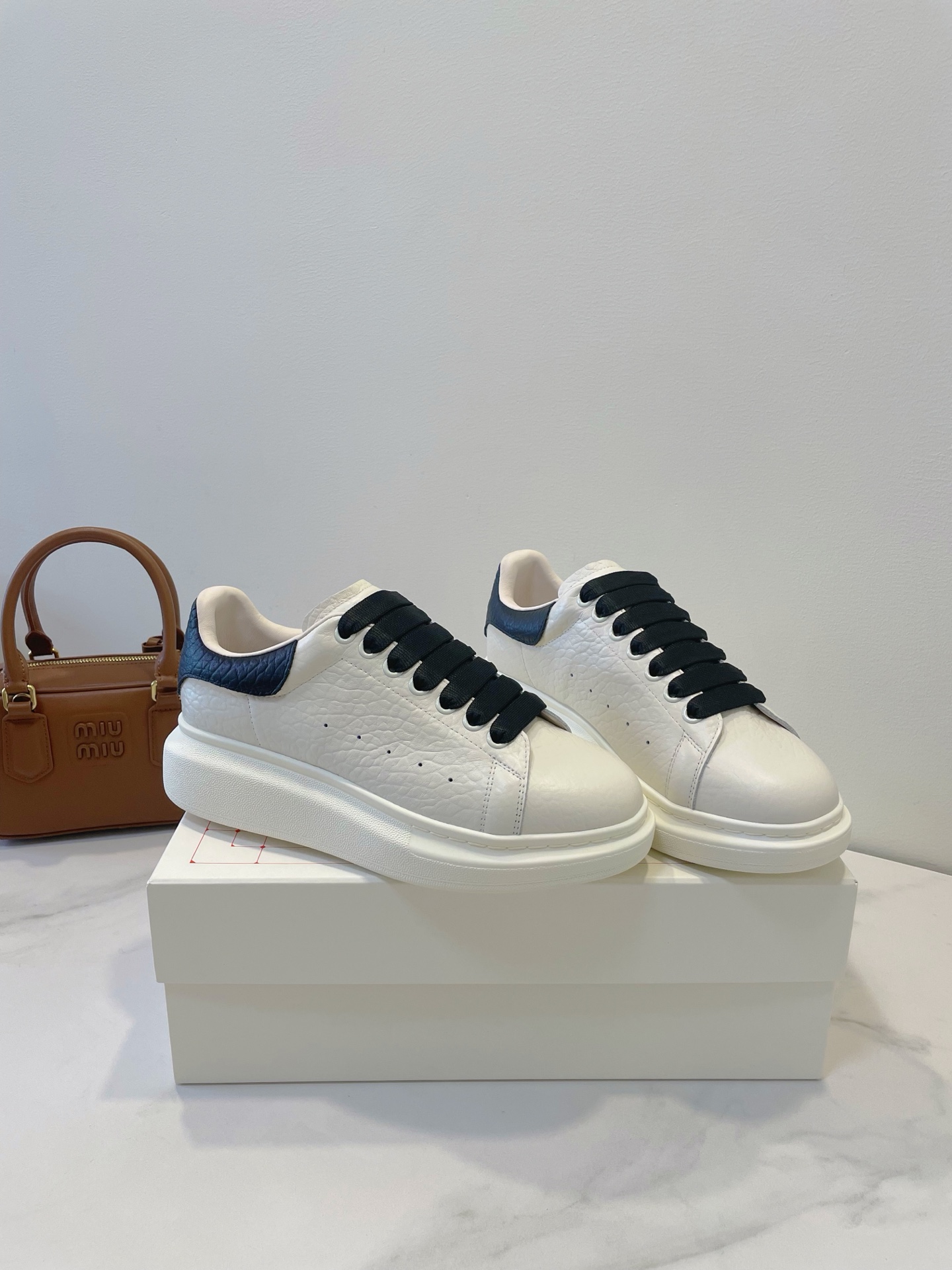 NO:382924,【Alexander McQUEEN】 As always, exclusive mold opening material, can't put it down, the correct version, absolutely wonderful on the feet, the comfort is super good... Classic & fashionable & versatile & elegant & tall and handsome celebrities' first choice, one of the must-haves... Many color choices Exclusive mold opening beige imported lychee pattern cowhide, super temperament imported pair of sheepskin lining, sheepskin footbed, exquisite full packaging, another pair of spare shoelaces #couple style 34-46, casual shoes/sports shoes, alexander mcqueen, sneakers, cowhide, sheepskin19860909【Alexander McQUEEN 亚力山大麦昆】 一如既往独家开模材质,爱不释手,正确版型,上脚绝对精彩,舒适度超级赞…… 经典＆时尚＆百搭＆大气＆优雅＆高大尚明星首选,必备之一……众多颜色选择 独家开模米色进口荔枝纹牛皮,气质感超强进口对版羊皮内里,羊皮垫脚,精美全套包装,另配一副备用鞋带#情侣款34-46,休闲鞋/运动鞋,alexander mcqueen,sneakers,cowhide,sheepskin,Women's Shoes