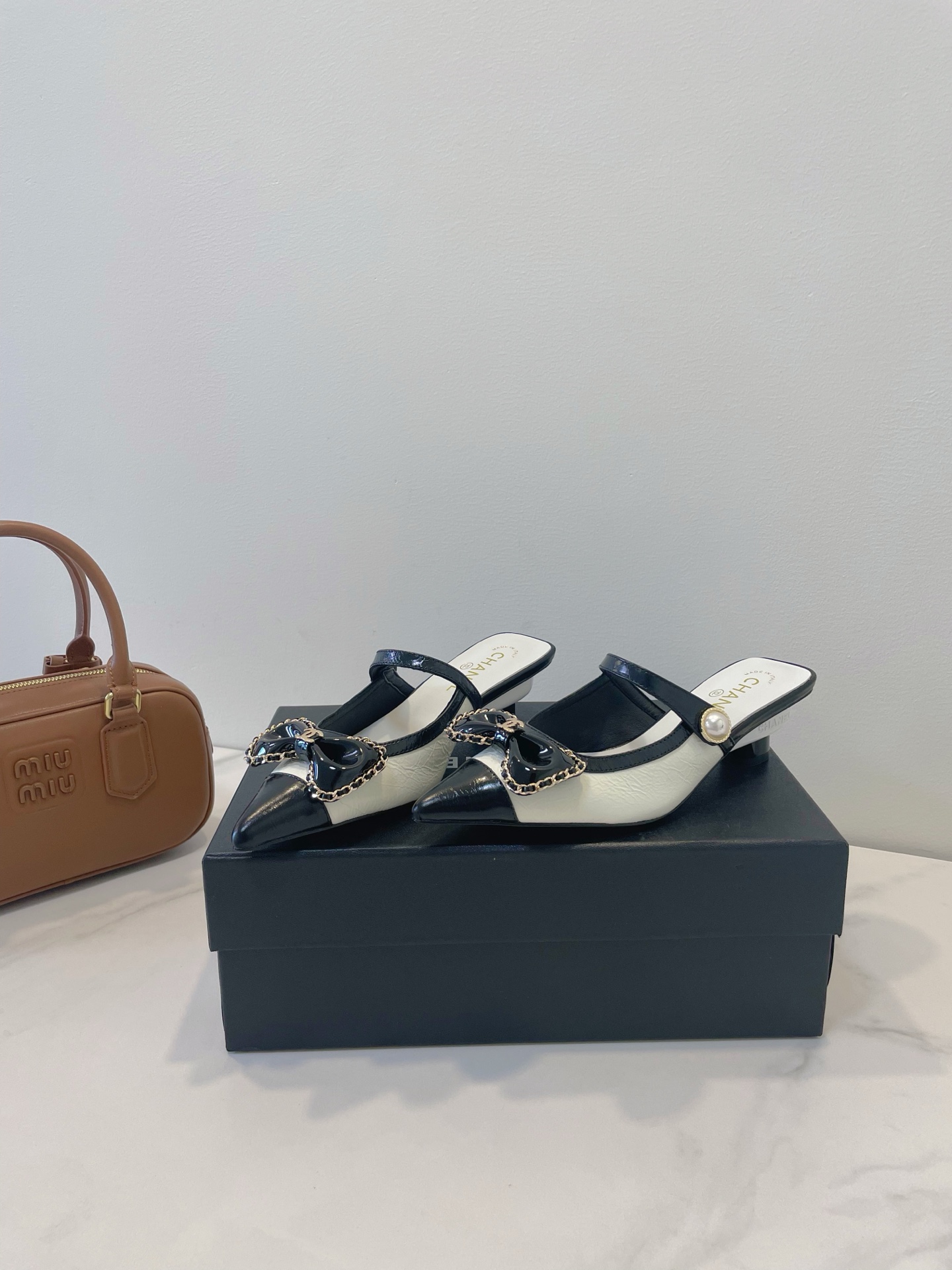 NO:261478,It's incense!  CHANEL Chanel 25P summer new model is really beautiful, especially when paired with jeans and short skirts, I really love it!  Imported custom wrinkled cowhide, sheepskin inner lining, silk cowhide foot pads, imported Italian leather large sole size 35-40 original box packaging accessories!  ,slippers,chanel,slippers,skirts,jeans,cowhide,sheepskin,Leather soles19860909开香啦！CHANEL 香奈儿25P夏季新款真心好看,尤其搭牛仔裤和短裙的时候,真心爱了！ 进口订制皱面牛皮 绵羊皮内里,丝绸牛皮垫脚 进口意大利真皮大底 size 35-40 原盒包装配件！,拖鞋,chanel,chanel,slippers,skirts,jeans,cowhide,sheepskin,Leather soles,Women's Shoes