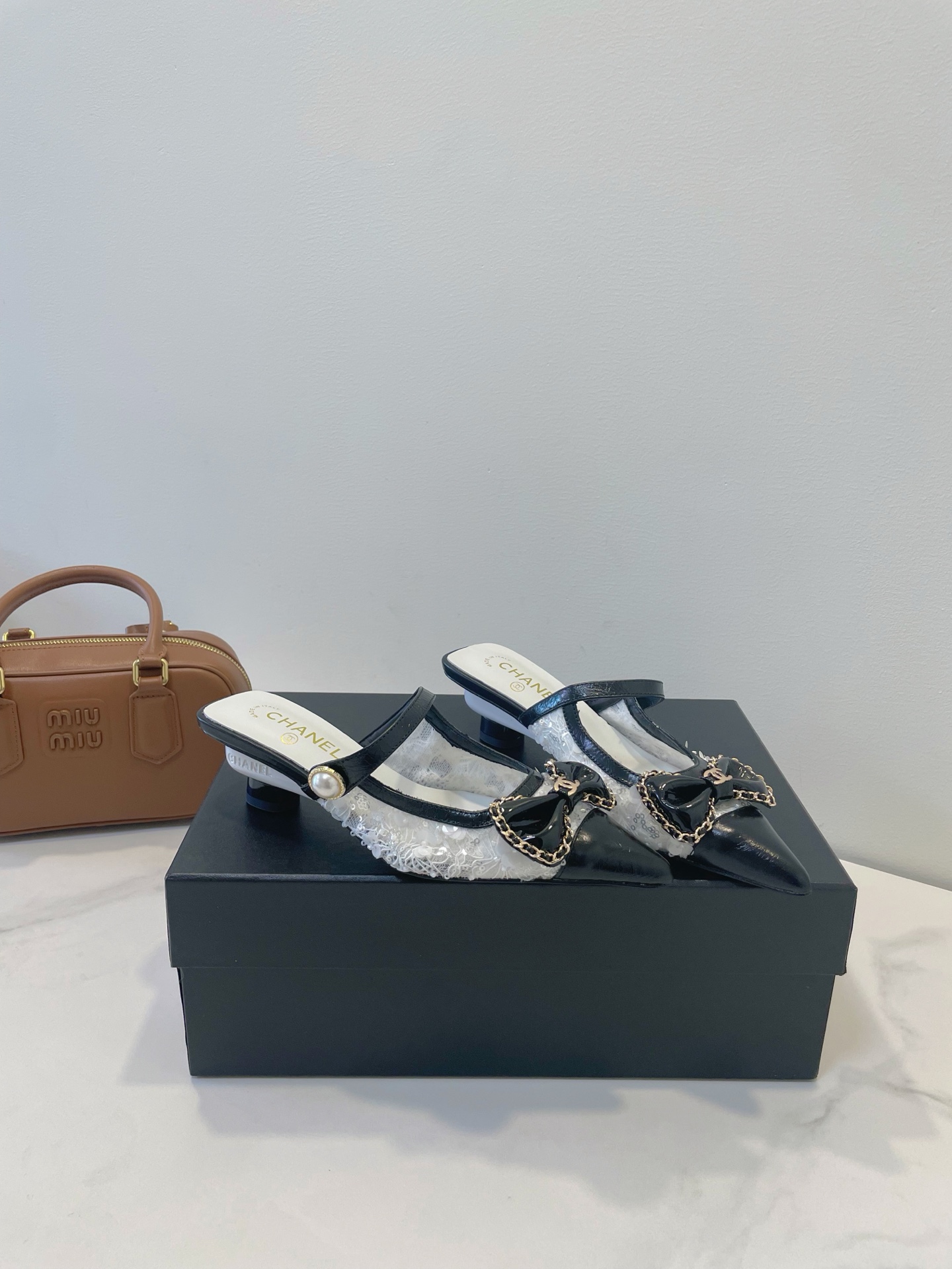 NO:261480,It's incense!  CHANEL Chanel 25P summer new model is really beautiful, especially when paired with jeans and short skirts, I really love it!  Imported custom sequin material, sheepskin inner lining, silk cowhide foot pads, imported Italian leather large sole size 35-40 original box packaging accessories!  ,slippers,chanel,slippers,skirts,jeans,cowhide,sheepskin,Leather soles19860909开香啦！CHANEL 香奈儿25P夏季新款真心好看,尤其搭牛仔裤和短裙的时候,真心爱了！ 进口订制亮片材质 绵羊皮内里,丝绸牛皮垫脚 进口意大利真皮大底 size 35-40 原盒包装配件！,拖鞋,chanel,chanel,slippers,skirts,jeans,cowhide,sheepskin,Leather soles,Women's Shoes