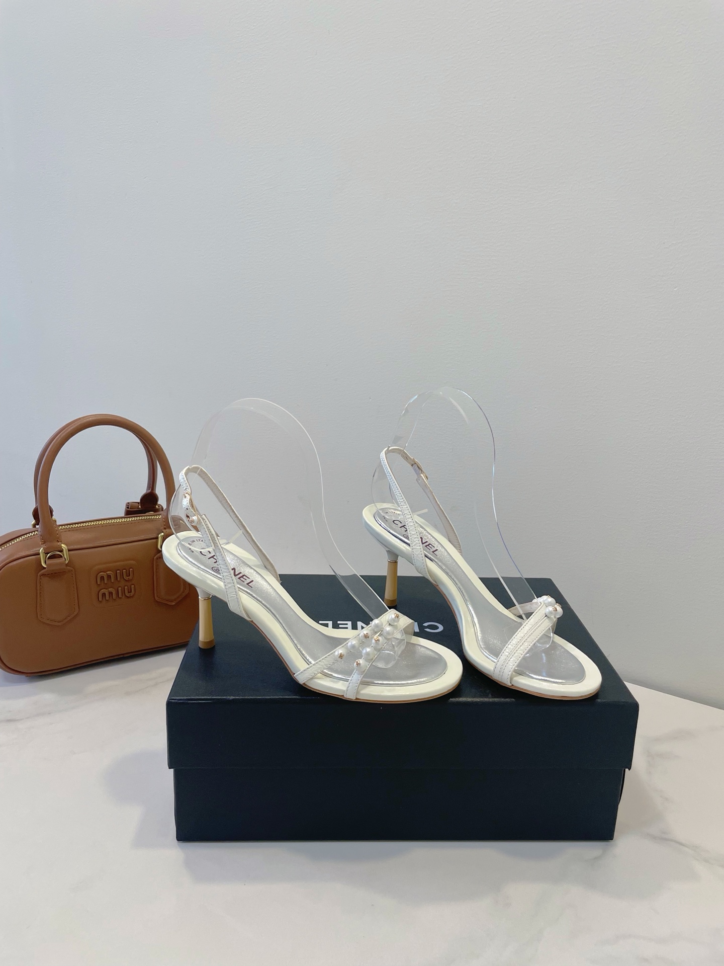 NO:261492,CHANEL Xiaoxiang Pearl Princess Shoes, it’s time to add a new pair of comfortable and stylish styles to yourself!  Whether it is matched with skirts or trousers, you can easily control them and show your fashion taste!  Custom wrinkled cowhide leather inner footbed sheepskin, guaranteeing comfortable wearing experience, imported genuine leather sole from Italy, original standard packaging accessories size 35-40, sandals, chanel, sandals, skirts, cowhide, sheepskin, Leather soles19860909CHANEL 小香·珍珠公主鞋,是时候给自己添一双既舒适又时尚的新款！ 无论是搭配裙装还是裤装,都能轻松驾驭,展现你的时尚品味！ 面料材质订制皱面牛皮 内里垫脚羊皮,保证舒适的穿着体验,意大利进口真皮大底,原版标准包装配件 size 35-40,凉鞋,chanel,sandals,skirts,cowhide,sheepskin,Leather soles,Women's Shoes