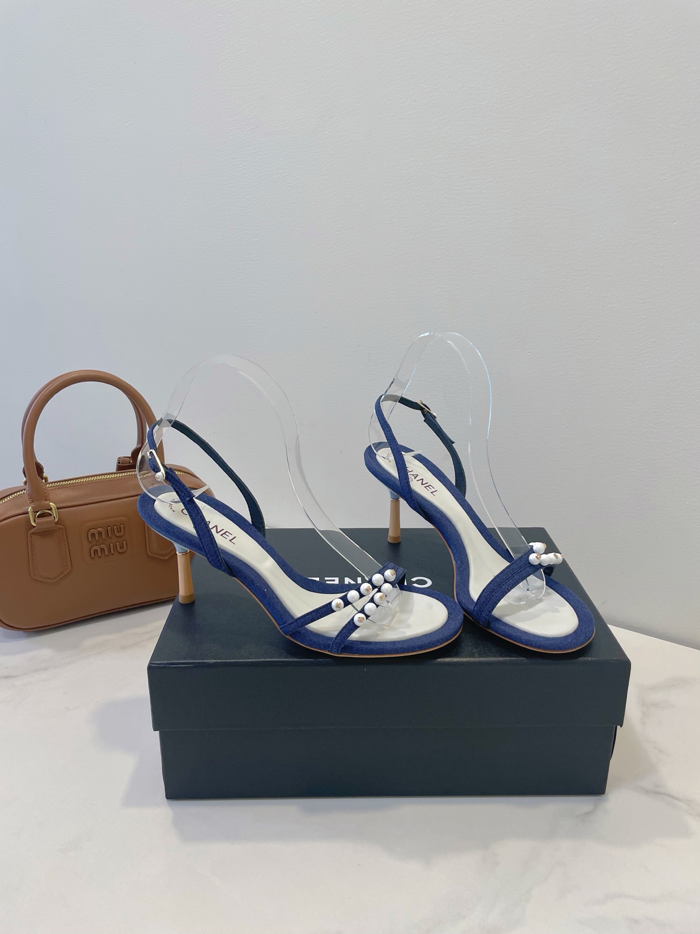 NO:261494,CHANEL Xiaoxiang Pearl Princess Shoes, it’s time to add a new pair of comfortable and stylish styles to yourself!  Whether it is matched with skirts or trousers, you can easily control them and show your fashion taste!  Custom twill fabric inner footbed sheepskin, guaranteeing comfortable wearing experience, imported genuine leather sole from Italy, original standard packaging accessories size 35-40, sandals, chanel, sandals, skirts, sheepskin, Leather soles19860909CHANEL 小香·珍珠公主鞋,是时候给自己添一双既舒适又时尚的新款！ 无论是搭配裙装还是裤装,都能轻松驾驭,展现你的时尚品味！ 面料材质订制斜纹布料 内里垫脚羊皮,保证舒适的穿着体验,意大利进口真皮大底,原版标准包装配件 size 35-40,凉鞋,chanel,sandals,skirts,sheepskin,Leather soles,Women's Shoes