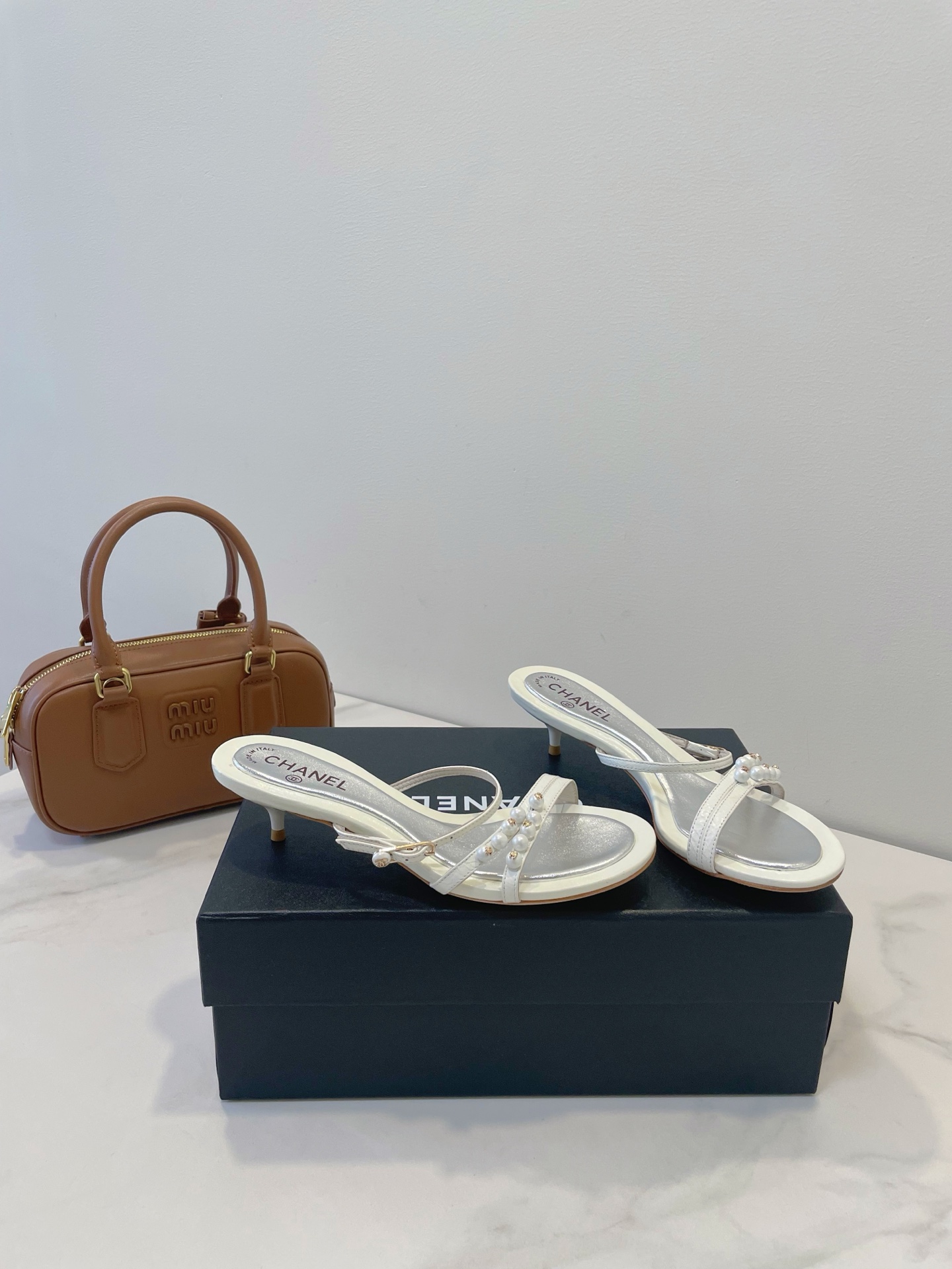 NO:261484,CHANEL Xiaoxiang Pearl Princess Shoes, it’s time to add a new pair of comfortable and stylish styles to yourself!  Whether it is matched with skirts or trousers, you can easily control them and show your fashion taste!  Custom wrinkled cowhide leather inner footbed sheepskin, guaranteeing comfortable wearing experience, imported genuine leather sole from Italy, original standard packaging accessories size 35-40, slippers, chanel, slippers, skirts, cowhide, sheepskin, Leather soles19860909CHANEL 小香·珍珠公主鞋,是时候给自己添一双既舒适又时尚的新款！ 无论是搭配裙装还是裤装,都能轻松驾驭,展现你的时尚品味！ 面料材质订制皱纹牛皮 内里垫脚羊皮,保证舒适的穿着体验,意大利进口真皮大底,原版标准包装配件 size 35-40,拖鞋,chanel,slippers,skirts,cowhide,sheepskin,Leather soles,Women's Shoes