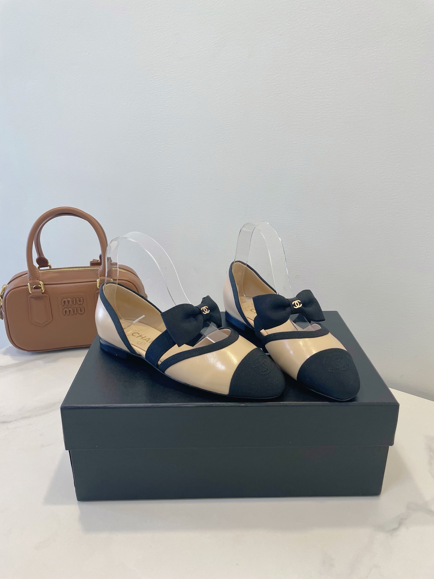 NO:261507,CHANEL Jennie same style as 25c bow Mary Jane, Snow White bow Mary Jane single shoes are so beautiful. The gentle off-white, super rich ballet, the bow adds a sweet atmosphere, the overall shape is relaxed and fashionable, and it is easy to grasp the street fashion sense. The upper 11 environmentally friendly lambskin, soft and delicate inner lambskin, outsole Italian craft leather outsole size35-36-37-38-39- (40 custom made without return or replacement), single shoes, chanel, chanel, mary jane, sheepskin, Leather soles19860909CHANEL 香奈儿 jennie同款25c蝴蝶结玛丽珍,白雪公主蝴蝶结玛丽珍单鞋太美啦 温温柔柔的米白色,超有千金感的芭蕾舞,蝴蝶结增添甜美氛围,整体造型松弛又时髦,轻松拿捏街头时尚感. 鞋面11环保小羊皮,柔软细腻 内里小羊皮 大底意大利工艺真皮大底 size35-36-37-38-39-（40定做不退不换）,单鞋,chanel,chanel,mary jane,sheepskin,Leather soles,Women's Shoes