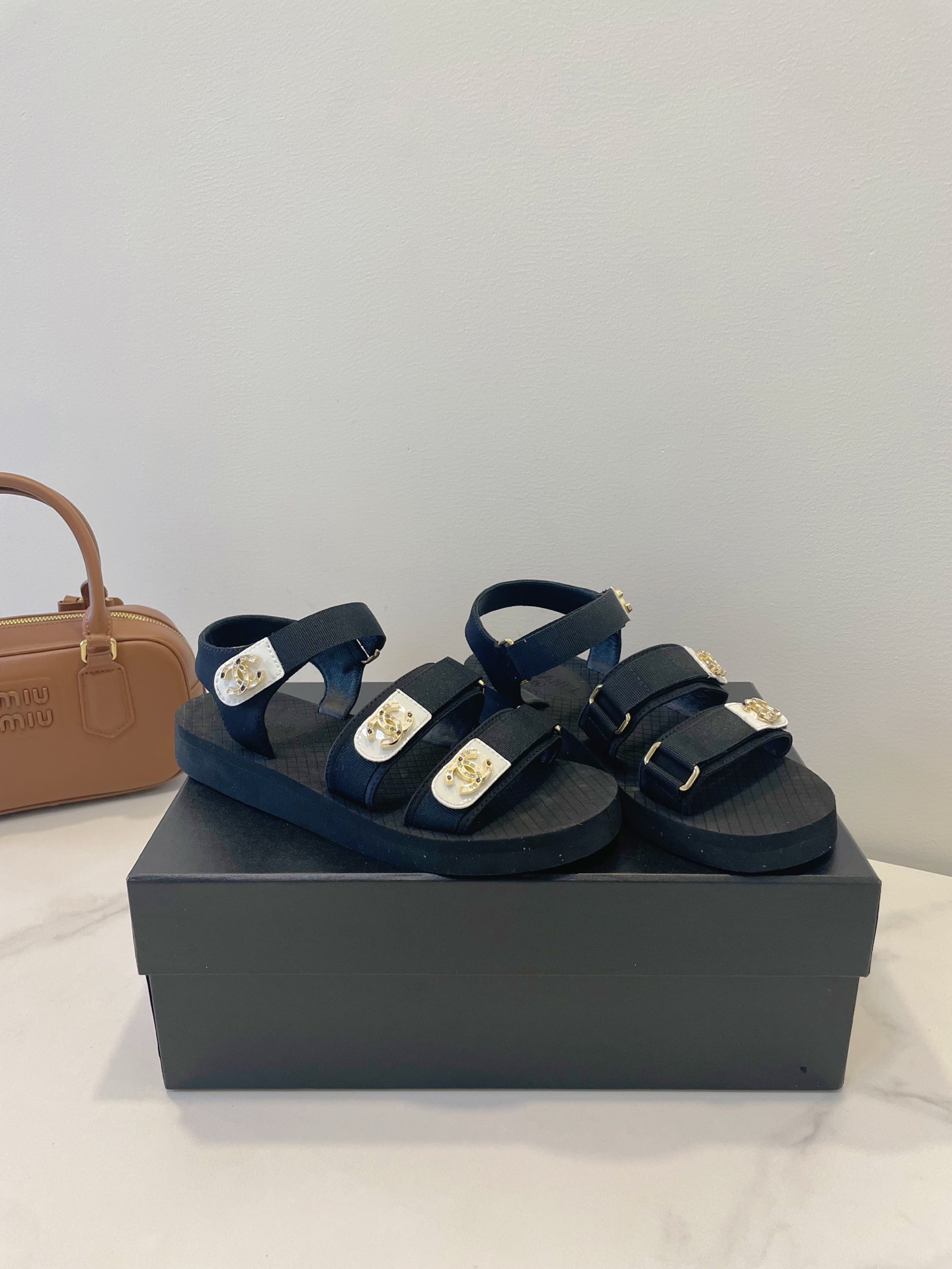 NO:261496,CHANEL 25c summer fashion item!  Exaggerated double C buckle design is so beautiful. Ultra-light and environmentally friendly material, the overall shape is loose and fashionable, and it is easy to grasp the street fashion sense. Upper environmentally friendly lambskin   ribbed webbing inner lambskin Outsole Italian craft light foam sole size35-36-37-38-39- (40 custom made without return or replacement), sandals, chanel, chanel, sandals, sheepskin19860909CHANEL 香奈儿 25c 夏日时尚单品！夸张双C扣饰设计太美啦 超轻环保材质,整体造型松弛又时髦,轻松拿捏街头时尚感. 鞋面环保小羊皮 罗纹织带 内里小羊皮 大底意大利工艺轻泡鞋底 size35-36-37-38-39-（40定做不退不换）,凉鞋,chanel,chanel,sandals,sheepskin,Women's Shoes