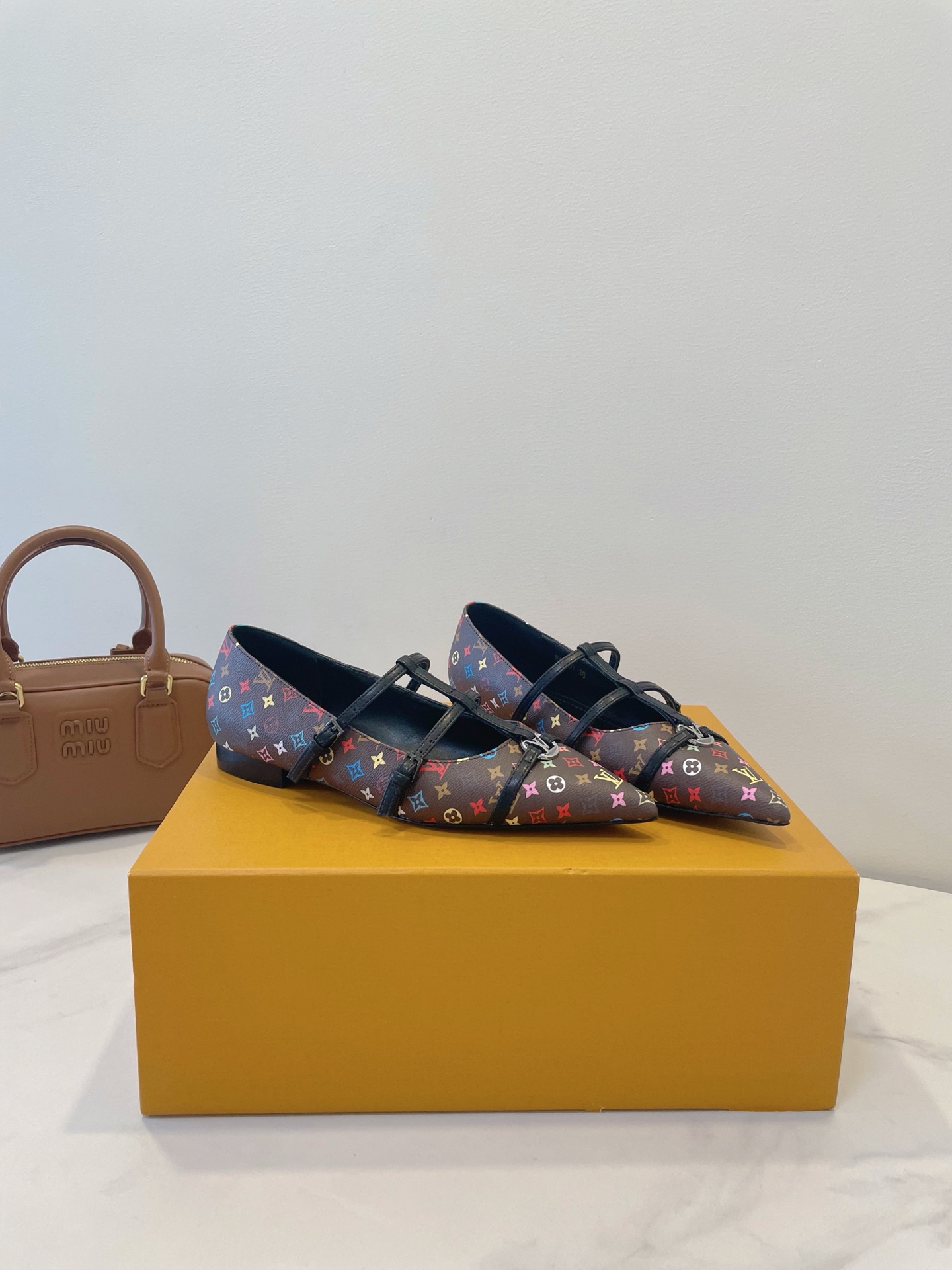 NO:261509,LV 25s new styles and new patterns, trendy elements, colorful monogram embossed prints, Waterfront is renewed and returns. A variety of materials are campaigned, classic patterns, cow patent leather, cow leather, sheepskin inner footbed, imported genuine leather sole! Size: 35-40 standard original box packaging, single shoes, louis vuitton, cowhide, sheepskin, Leather soles19860909LV 25s 新款新图案 潮流元素 彩色monogram 浮雕印花 本季Waterfront 焕新回归 多种材质競选,经典花纹、牛漆皮、牛皮,羊皮内里垫脚,进口真皮大底！ Size: 35-40 标准原盒包装,单鞋,louis vuitton,cowhide,sheepskin,Leather soles,Women's Shoes