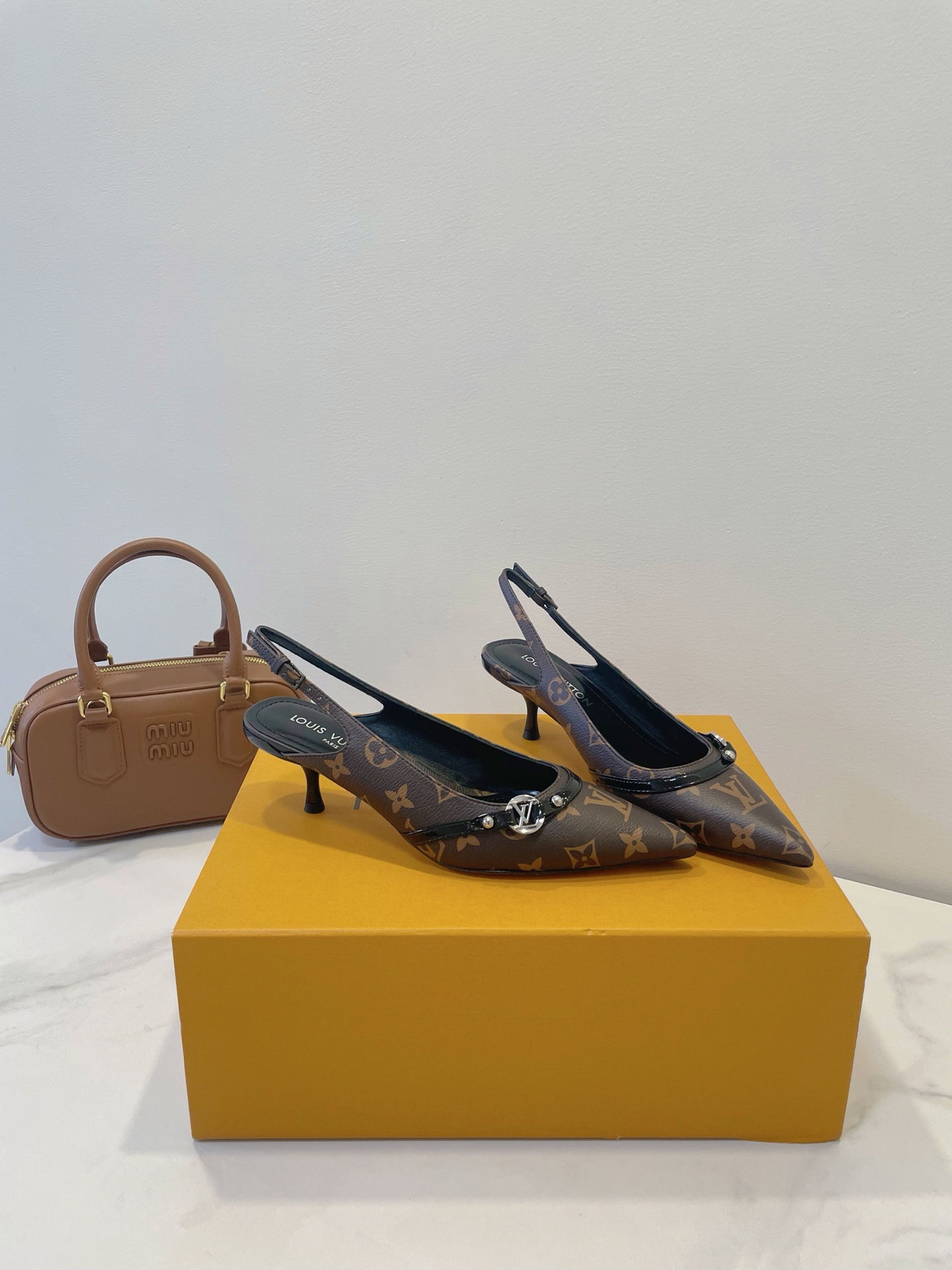 NO:261506,LV 25s new styles and new patterns, trendy elements, colorful monogram embossed prints, Waterfront is renewed and returns. A variety of materials are campaigned, classic patterns, cow patent leather, cow leather, sheepskin inner footbed, imported genuine leather sole! Size: 35-40 standard original box packaging, sandals, louis vuitton, sandals, cowhide, sheepskin, Leather soles19860909LV 25s 新款新图案 潮流元素 彩色monogram 浮雕印花 本季Waterfront 焕新回归 多种材质競选,经典花纹、牛漆皮、牛皮,羊皮内里垫脚,进口真皮大底！ Size: 35-40 标准原盒包装,凉鞋,louis vuitton,sandals,cowhide,sheepskin,Leather soles,Women's Shoes