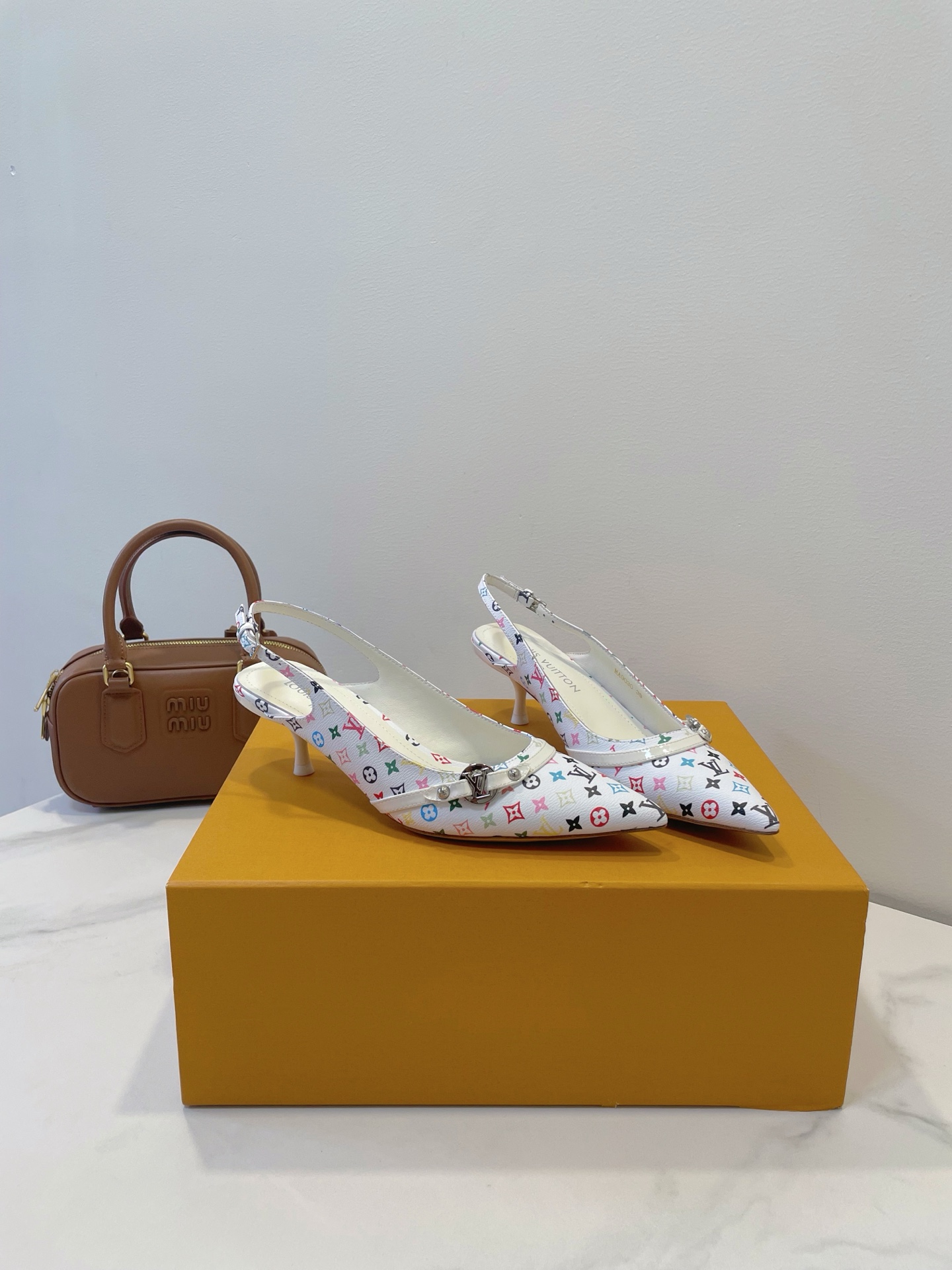 NO:261498,LV 25s new styles and new patterns, trendy elements, colorful monogram embossed prints, Waterfront is renewed and returns. A variety of materials are campaigned, classic patterns, cow patent leather, cow leather, sheepskin inner footbed, imported genuine leather sole! Size: 35-40 standard original box packaging, sandals, louis vuitton, sandals, cowhide, sheepskin, Leather soles19860909LV 25s 新款新图案 潮流元素 彩色monogram 浮雕印花 本季Waterfront 焕新回归 多种材质競选,经典花纹、牛漆皮、牛皮,羊皮内里垫脚,进口真皮大底！ Size: 35-40 标准原盒包装,凉鞋,louis vuitton,sandals,cowhide,sheepskin,Leather soles,Women's Shoes