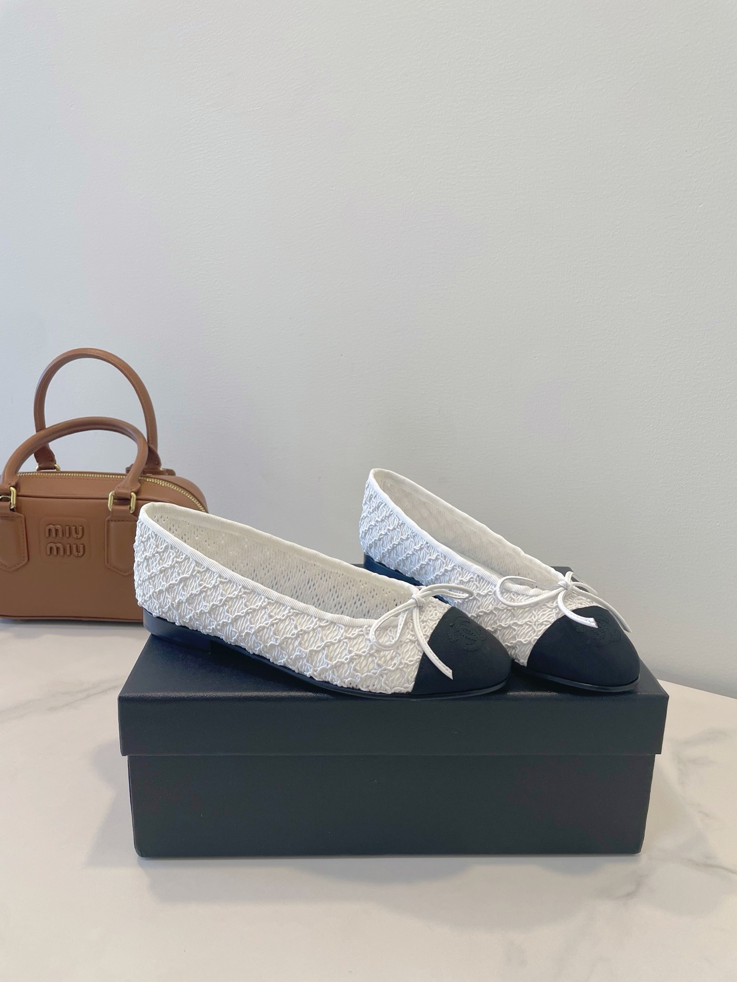 NO:405512,CHANEL 25c summer hollow shoes, special handmade artwork is so beautiful. Chinese knot classic element series, the overall shape is relaxed and fashionable, easy to grasp the street fashion sense. Ribbed webbing on the upper + handcraft weaving transparent mesh inside, outsole imported leather sole size35-36-37-38-39- (40 custom made without return or replacement), ballet shoes, chanel, chanel, Leather soles19860909CHANEL 香奈儿 25c 夏日镂空鞋,特制手工艺术品太美啦 中国结经典元系,整体造型松弛又时髦,轻松拿捏街头时尚感. 鞋面罗纹织带+手工艺编织 内里透明网纱 大底意大利进口真皮大底 size35-36-37-38-39-（40定做不退不换）,芭蕾舞鞋,chanel,chanel,Leather soles,Women's Shoes