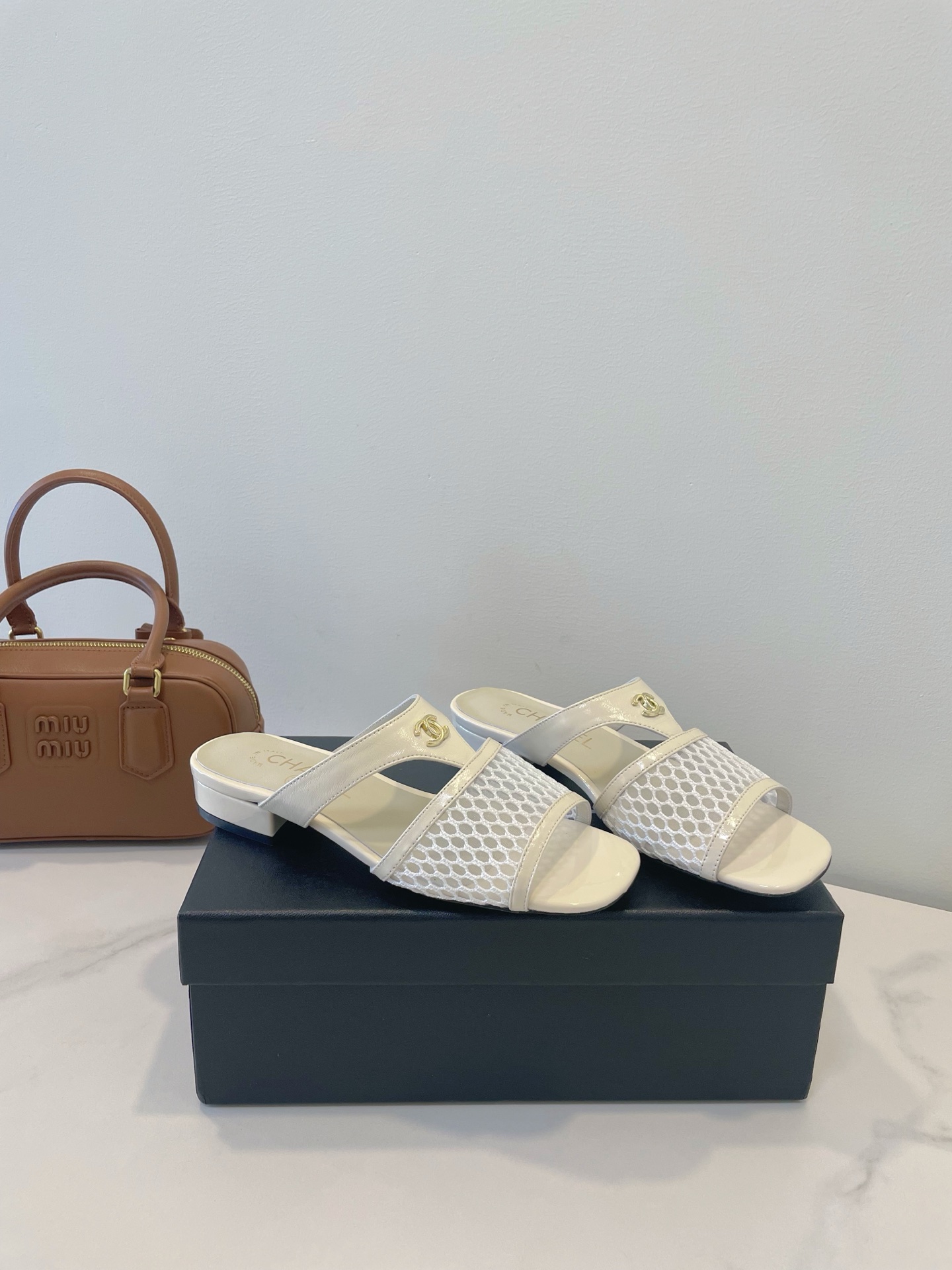 NO:261487,CHANEL 25c summer hollow shoes, special handmade artwork is so beautiful. The overall shape is loose and fashionable, and it is easy to grasp the street fashion sense. Upper, ox patent leather   mesh, inner sheepskin, outsole, imported genuine leather soles size35-36-37-38-39- (40 custom made, no return or replacement), slippers, chanel, chanel, slippers, sheepskin, Leather soles19860909CHANEL 香奈儿 25c 夏日镂空鞋,特制手工艺术品太美啦 整体造型松弛又时髦,轻松拿捏街头时尚感. 鞋面牛漆皮 网纱 内里羊皮 大底意大利进口真皮大底 size35-36-37-38-39-（40定做不退不换）,拖鞋,chanel,chanel,slippers,sheepskin,Leather soles,Women's Shoes