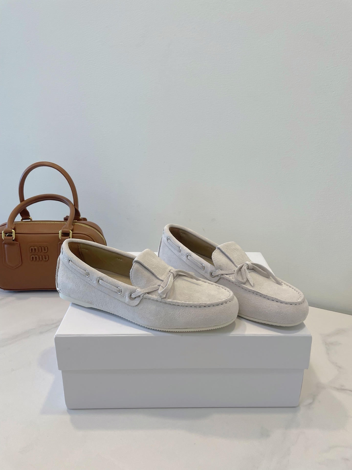 NO:388170,25 D's new Miss Dior Loafers in early spring are so beautiful that I can't help but feel the moment I see them. Who knows the happiness of Dior girls!  Made of full soft leather, the comfort really amazed me!  The soles are moderately soft and hard, with just the right support, and you won’t be tired after walking for a long time. Whether you are shopping and rushing on the road or commuting on a daily basis, you can easily control it. Wear it, your feet are gently wrapped, as if you step on the clouds of happiness every step. Size: 35-42 sizes (40.41.42 custom-made, no return or exchange), doodle shoes, dior, dior, dior, loafers1986090925 D家早春新款Miss Dior 迪奥豆豆乐福鞋 简直美到我的心巴上,看到的瞬间直接被拿捏住,谁懂Dior女孩的快乐！ 全软皮制作,舒适度真的惊艳到我！鞋底软硬适中,有恰到好处的支撑力,走久了也不会累脚.无论是逛街压马路,还是日常通勤,都能轻松驾驭.穿上它,双脚被温柔包裹,仿佛每一步都踏在幸福的云朵上 Size:35-42码（40.41.42定做不退不换）,豆豆鞋,dior,dior,dior,loafers,Women's Shoes