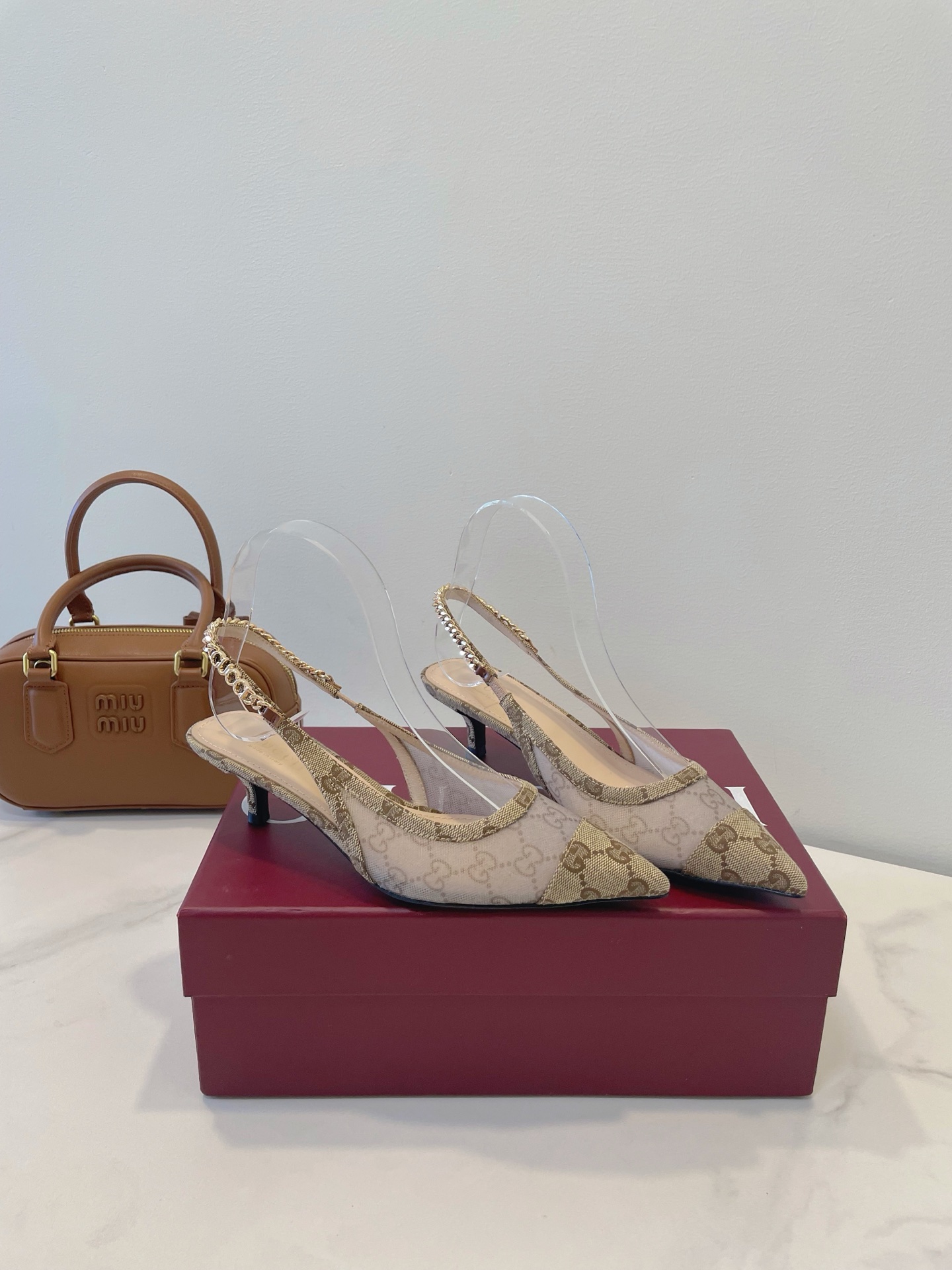 NO:261500,Gucci ss new sandals, every detail is carefully crafted, fabric mesh/brand fabric, high-end custom sheepskin, outsole, imported Italian leather outsole, size 35-40, heel height 10cm, 4.5cm, original box standard packaging, sandals, gucci, sandals, sheepskin, Leather soles19860909Gucci 古奇 ss新款凉鞋,每个细节皆经过精心细致打造 面料网纱/品牌布艺 内里高端定制羊皮 大底意大利进口真皮大底 尺码35-40 跟高10cm、4.5cm 原盒标准包装,凉鞋,gucci,sandals,sheepskin,Leather soles,Women's Shoes