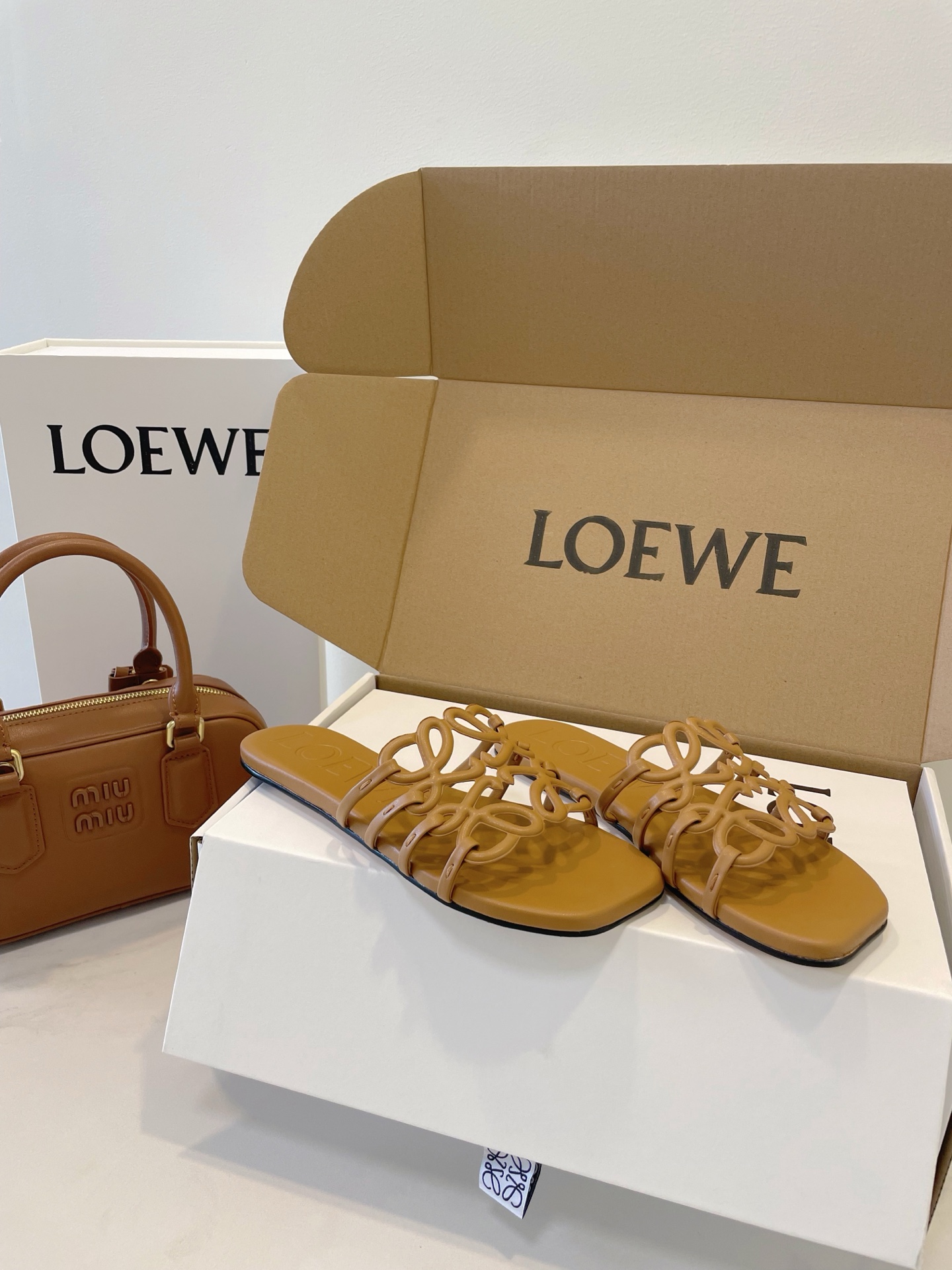 NO:261489,Loewe Loewe is a hot summer must-have lazy shoes for many internet celebrities. Exquisite reproduction, fashion charm, show style, latest crafts, matching Italian imported genuine leather sole Size 35-40 Original box packaging accessories & airplane boxes, slippers, loewe, loewe, slippers, Leather soles19860909Loewe 罗意威 火爆整个夏季众多网红必备懒人鞋 精美复刻,时尚魅力,大秀造型,最新工艺品,匹配意大利进口真皮大底 尺码 size 35-40 原盒包装配件&飞机盒,拖鞋,loewe,loewe,slippers,Leather soles,Women's Shoes