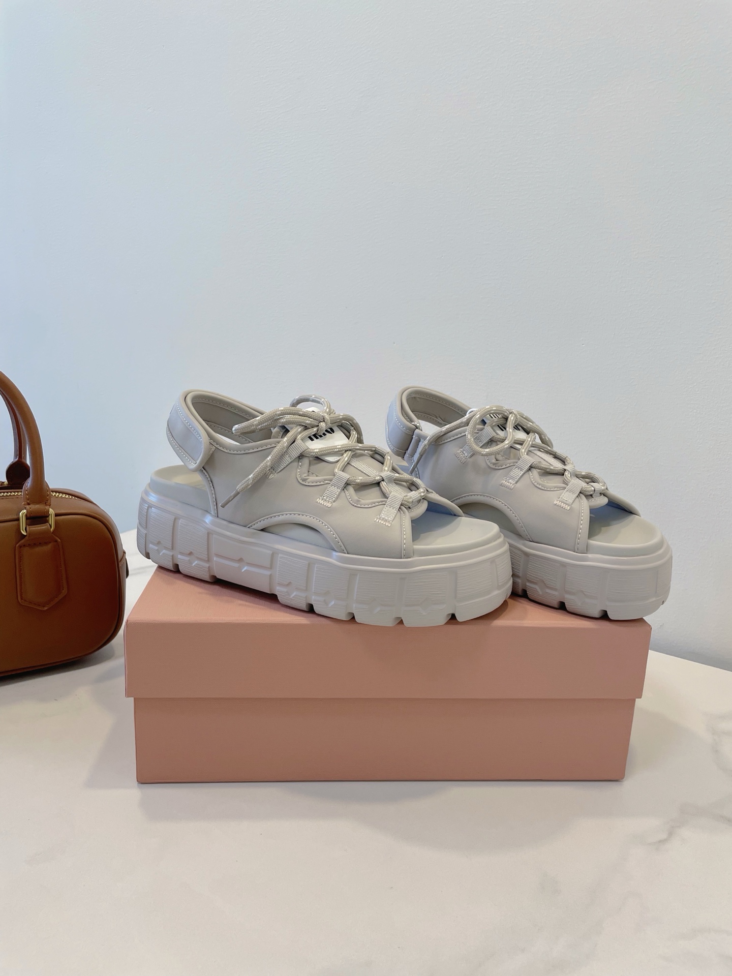 NO:261502,MiuMiu is a new high-end fashion product, and the new season is highly recommended. Fashionable, versatile, super good-looking. Lin Yuner's thick-soled series, the texture of the mixed and matched materials is really unique. Standard size 35-40 Original box packaging accessories, sandals, miumiu, sandals19860909MiuMiu 高级时尚新品,新季力推单品~ 时尚 百搭 超好看 林允儿同款厚底系列,混搭材质的质感真的一绝 标准尺码35-40 原盒包装配件,凉鞋,miumiu,sandals,Women's Shoes